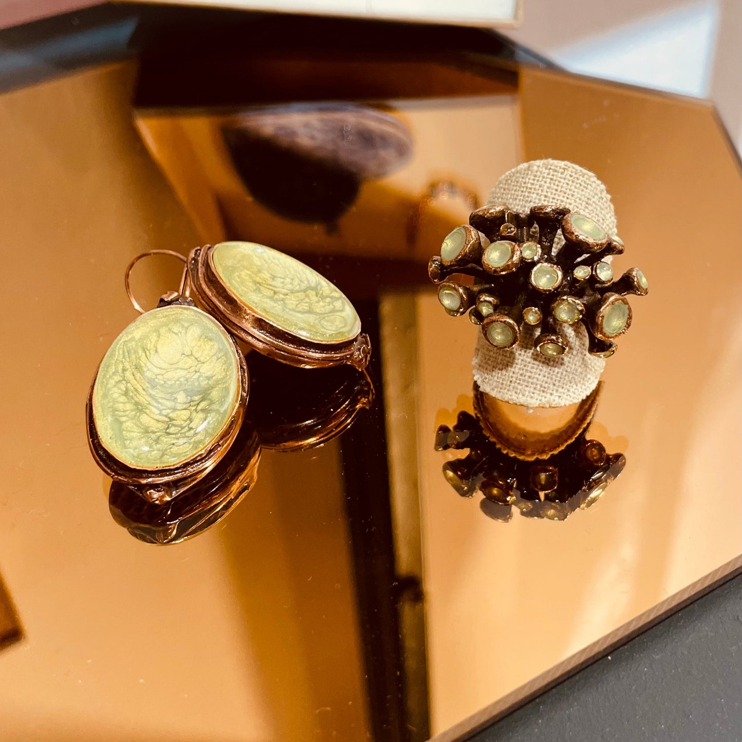 Round pendant earrings in red copper, enamelled and vitrified by hand.