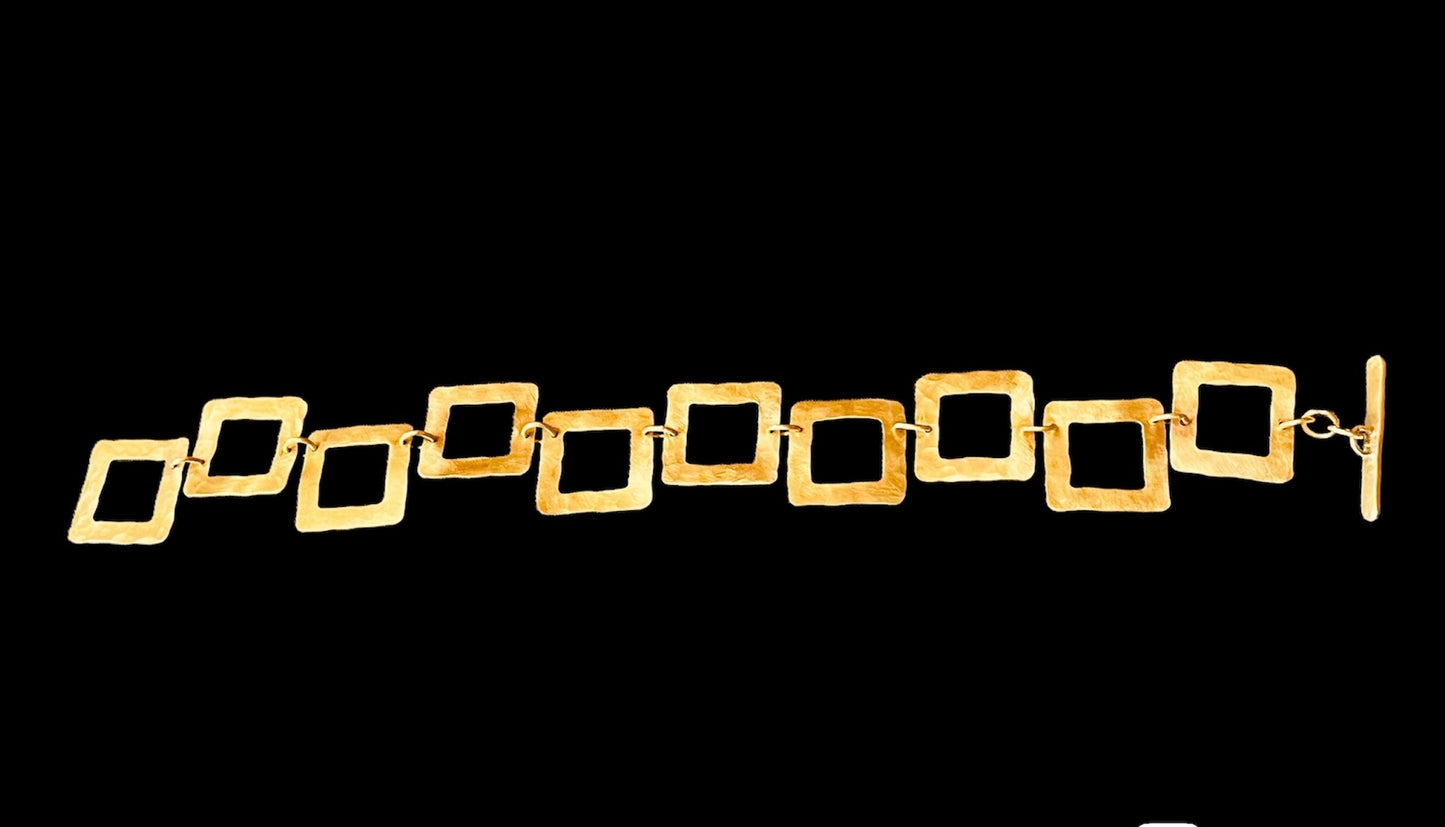 Bracciale in ottone martellato e satinato, realizzato a mano
