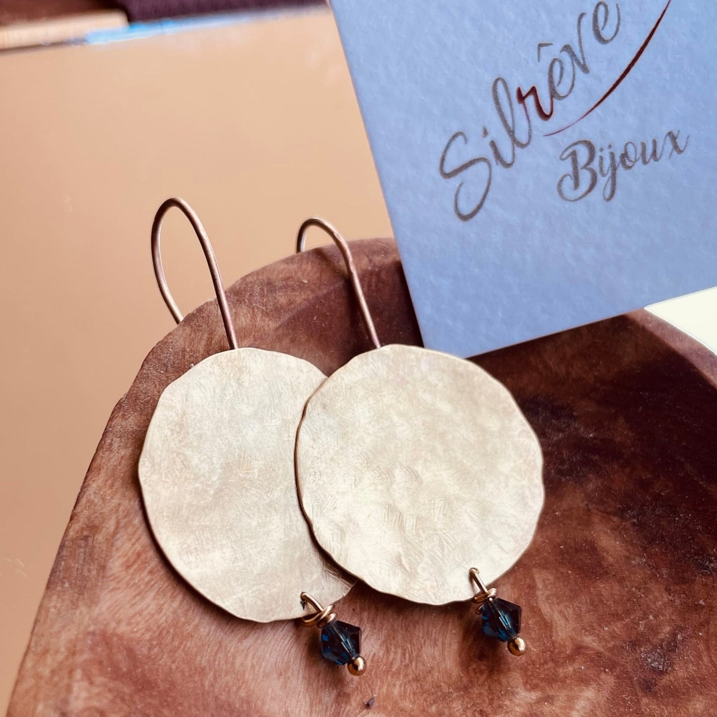 Orecchini pendenti in ottone satinato con pietra o cristallo