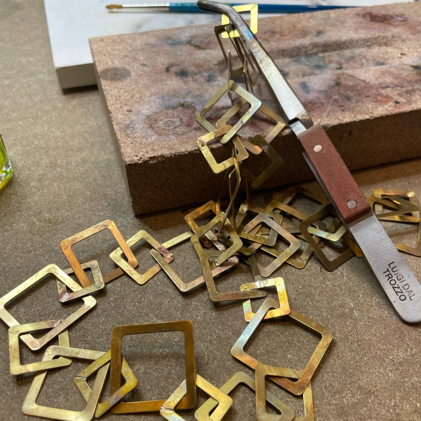 Collana in ottone martellato e satinato realizzata a mano