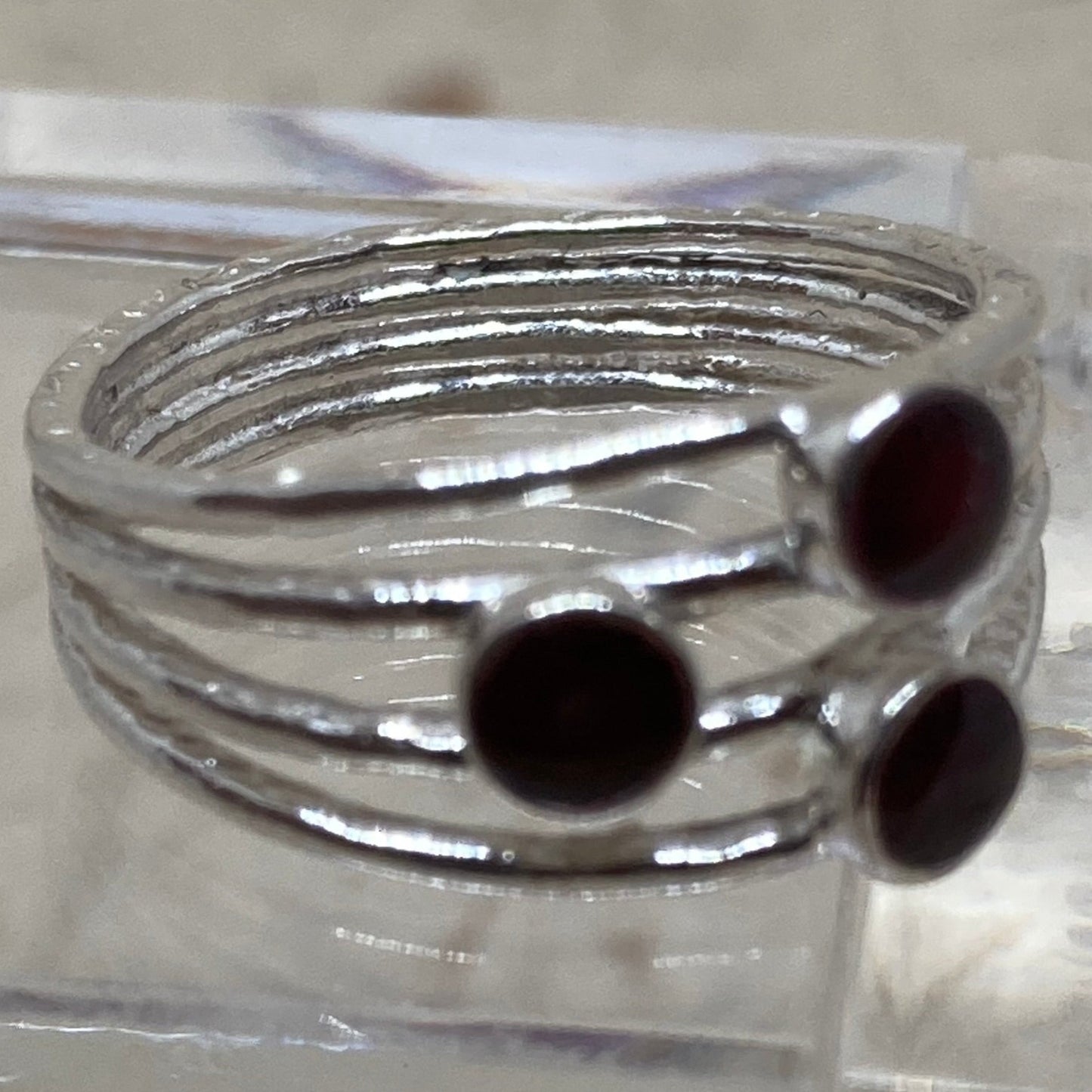 Ring in Ag. 925 rouge-noir, three bezels