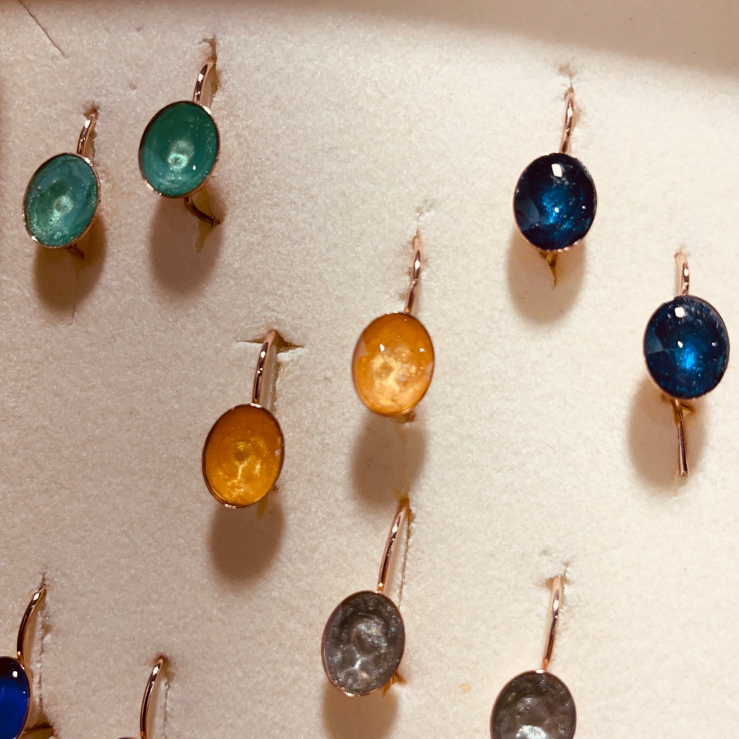 Orecchini in ottone rosato, dipinti amano.