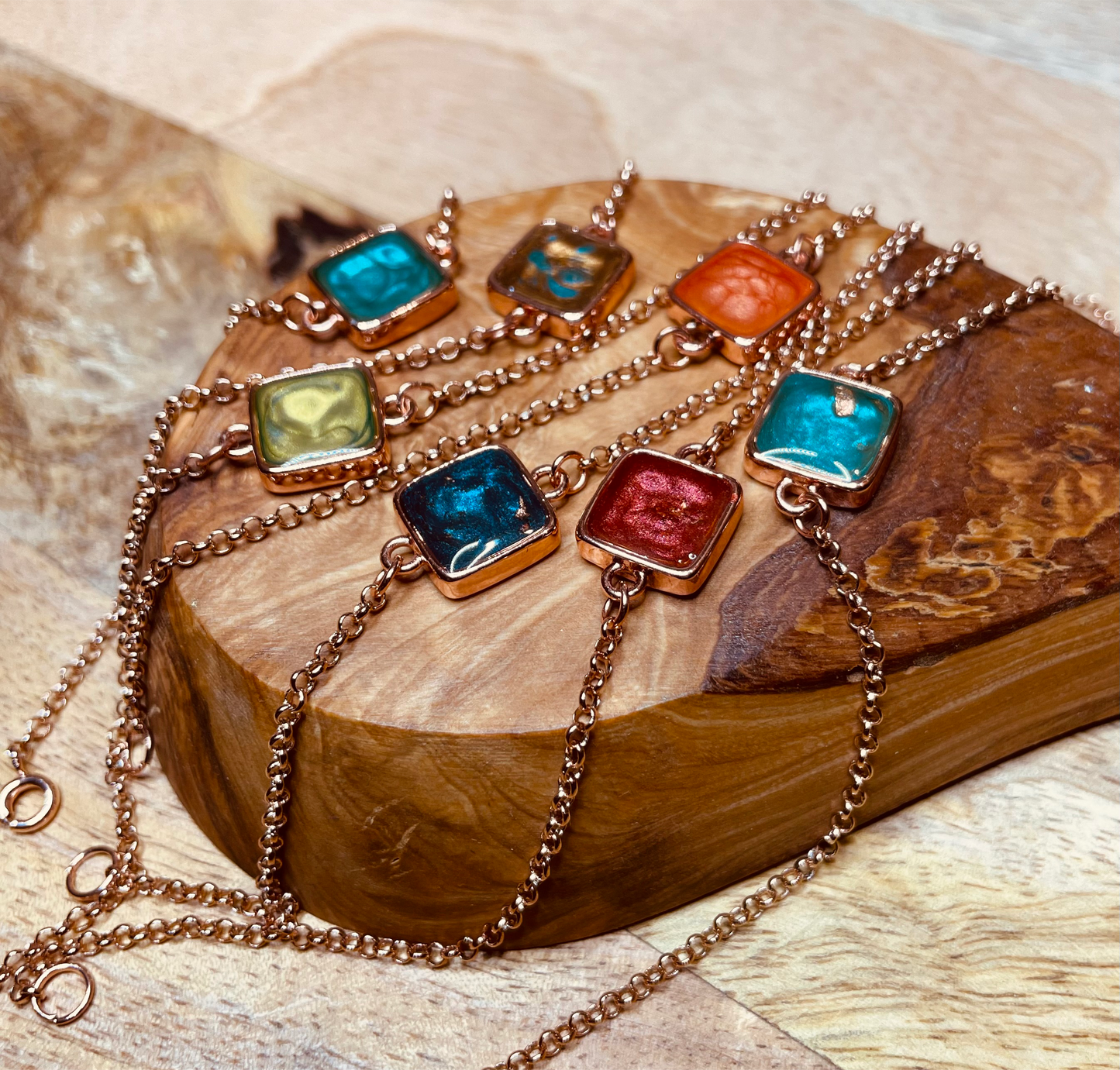 Rose gold steel bracelet with hand-enameled and vitrified square tray