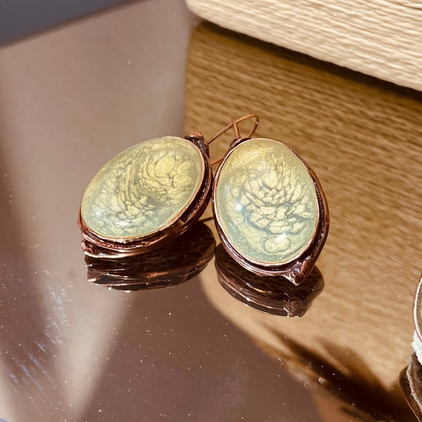 Round pendant earrings in red copper, enamelled and vitrified by hand.