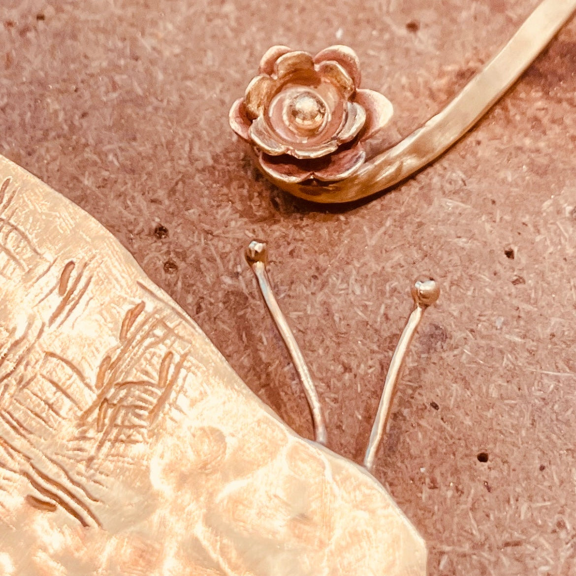 'Mariposa' girocollo rigido in ottone naturale