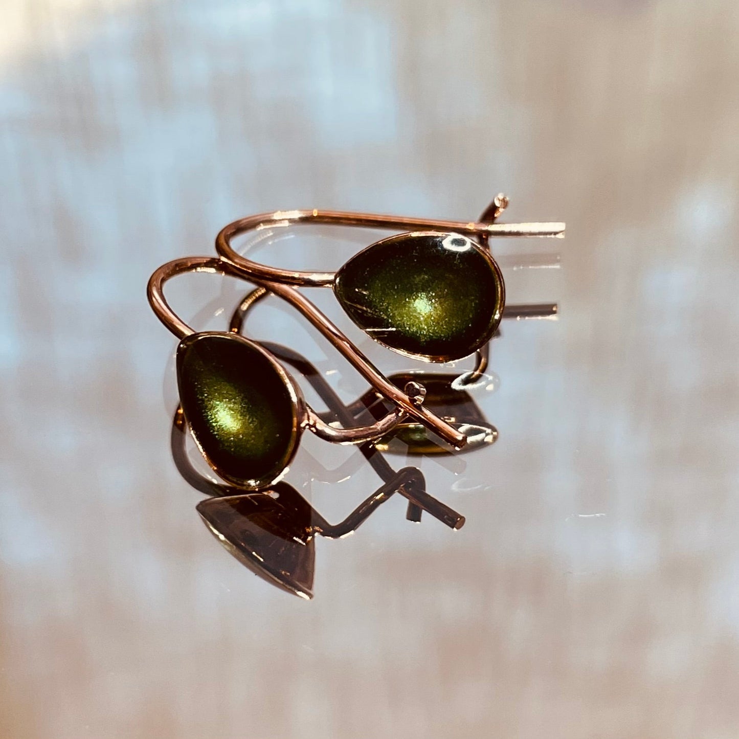 Orecchini in ottone rosato, dipinti amano.