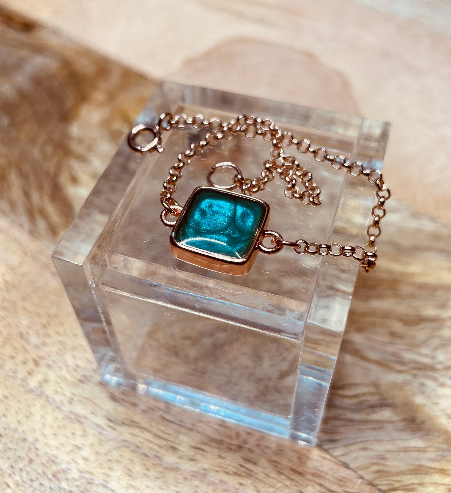 Rose gold steel bracelet with hand-enameled and vitrified square tray