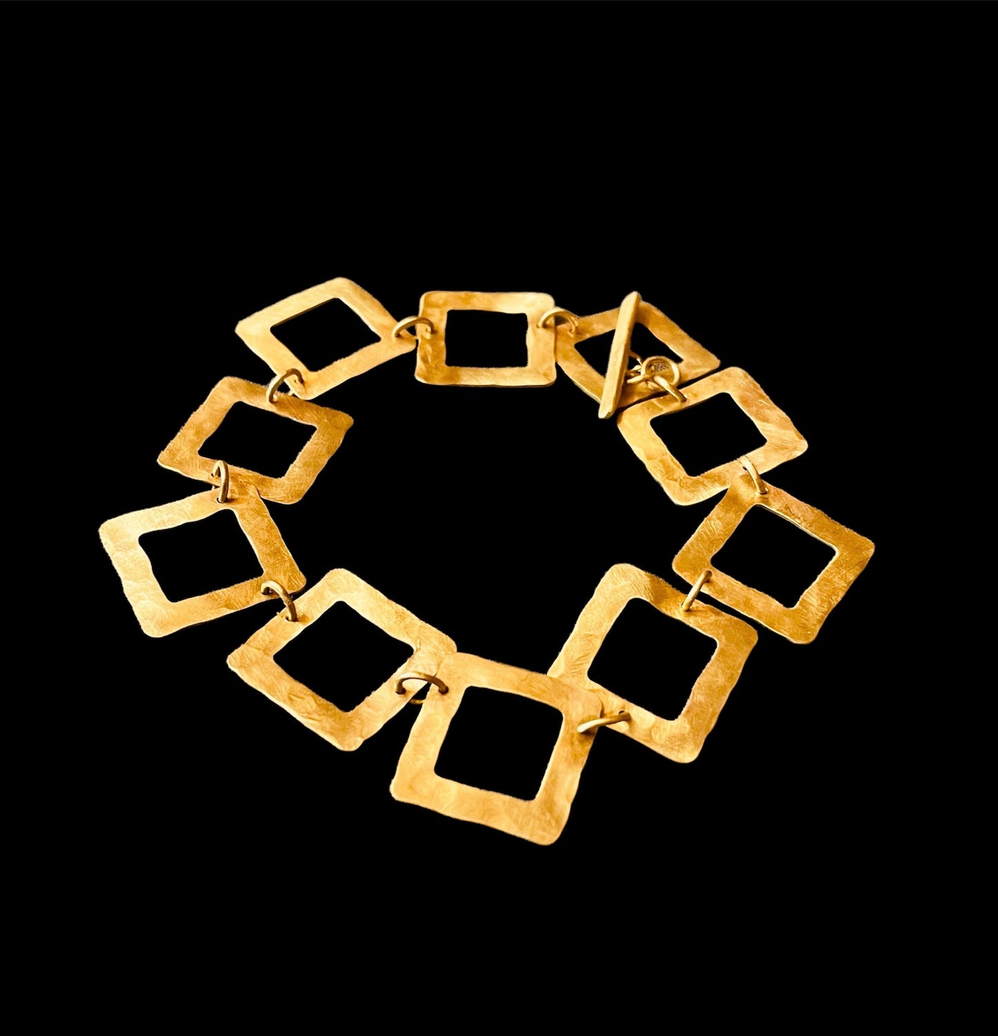 Bracciale in ottone martellato e satinato, realizzato a mano