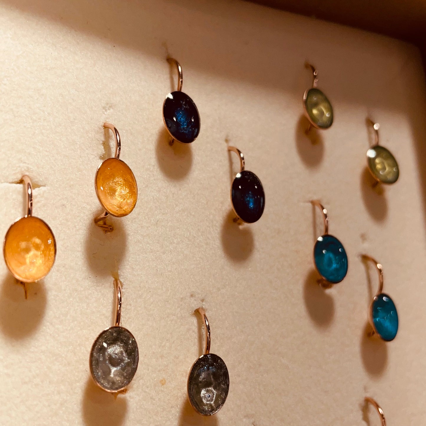 Orecchini in ottone rosato, dipinti amano.