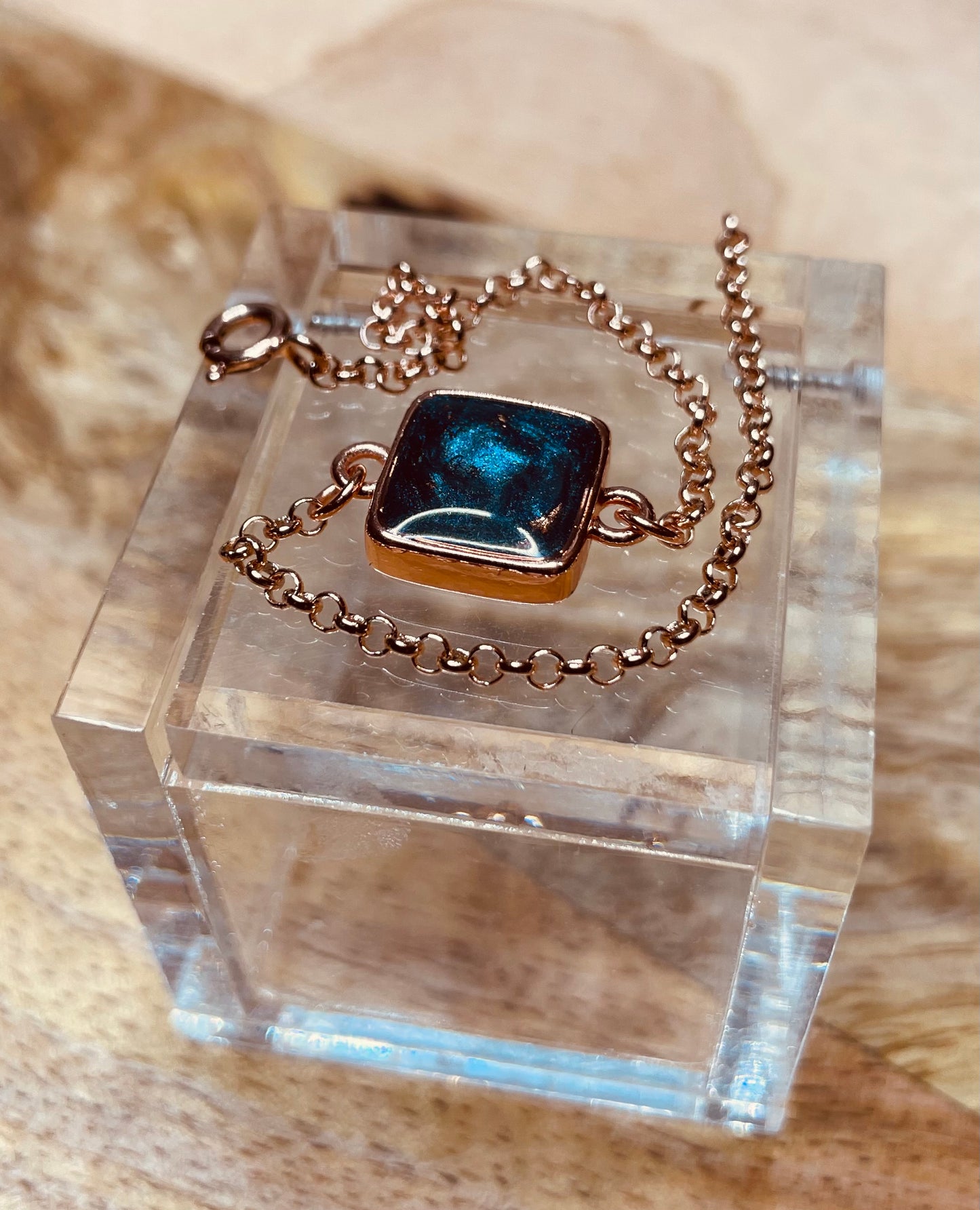 Rose gold steel bracelet with hand-enameled and vitrified square tray