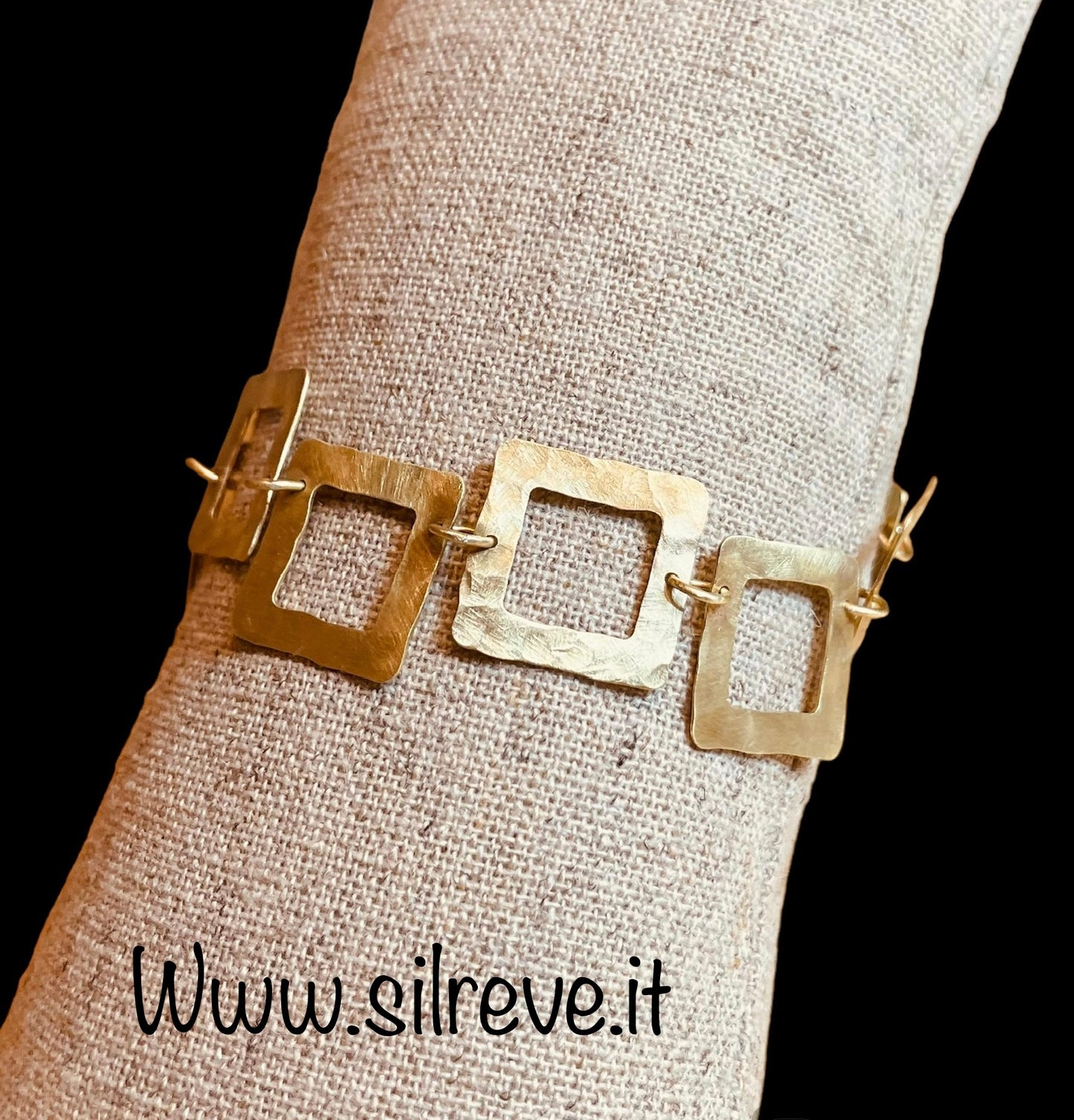 Bracciale in ottone martellato e satinato, realizzato a mano