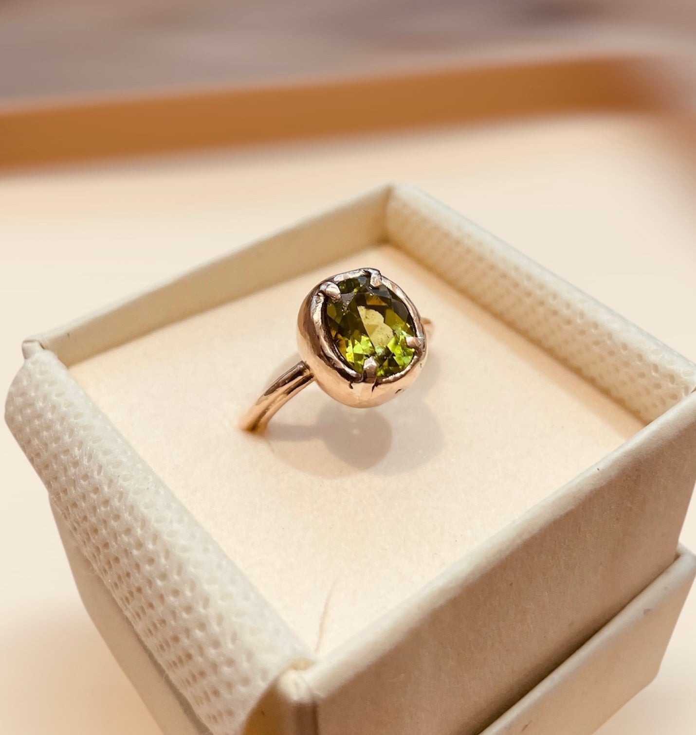 Anello in bronzo, castone con 'Peridoto'