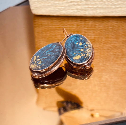 Round pendant earrings in red copper, enamelled and vitrified by hand.