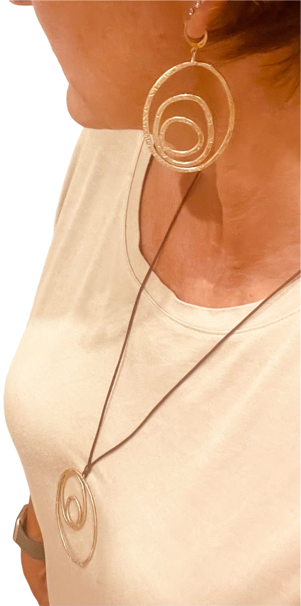 "Silenzi in orbita... Nelle orbite vuote, stelle di silenzio, tracce di un passato che sfugge e ritorna."  -   Linea 'Orbite': ciondolo, orecchini e anello in ottone martellato con tormalina.