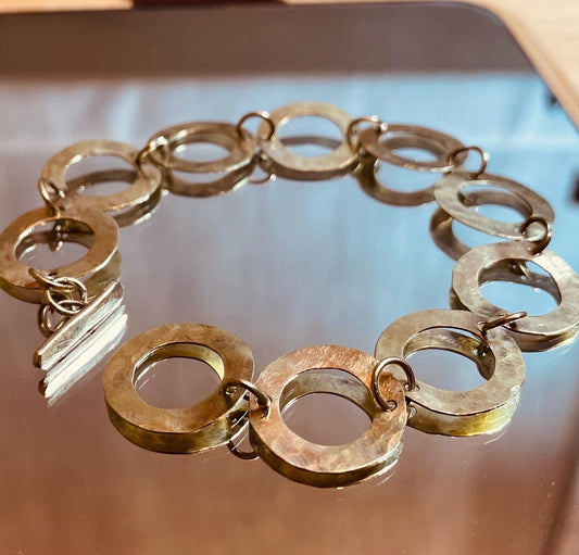 Bracciale in ottone martellato e satinato, realizzato a mano