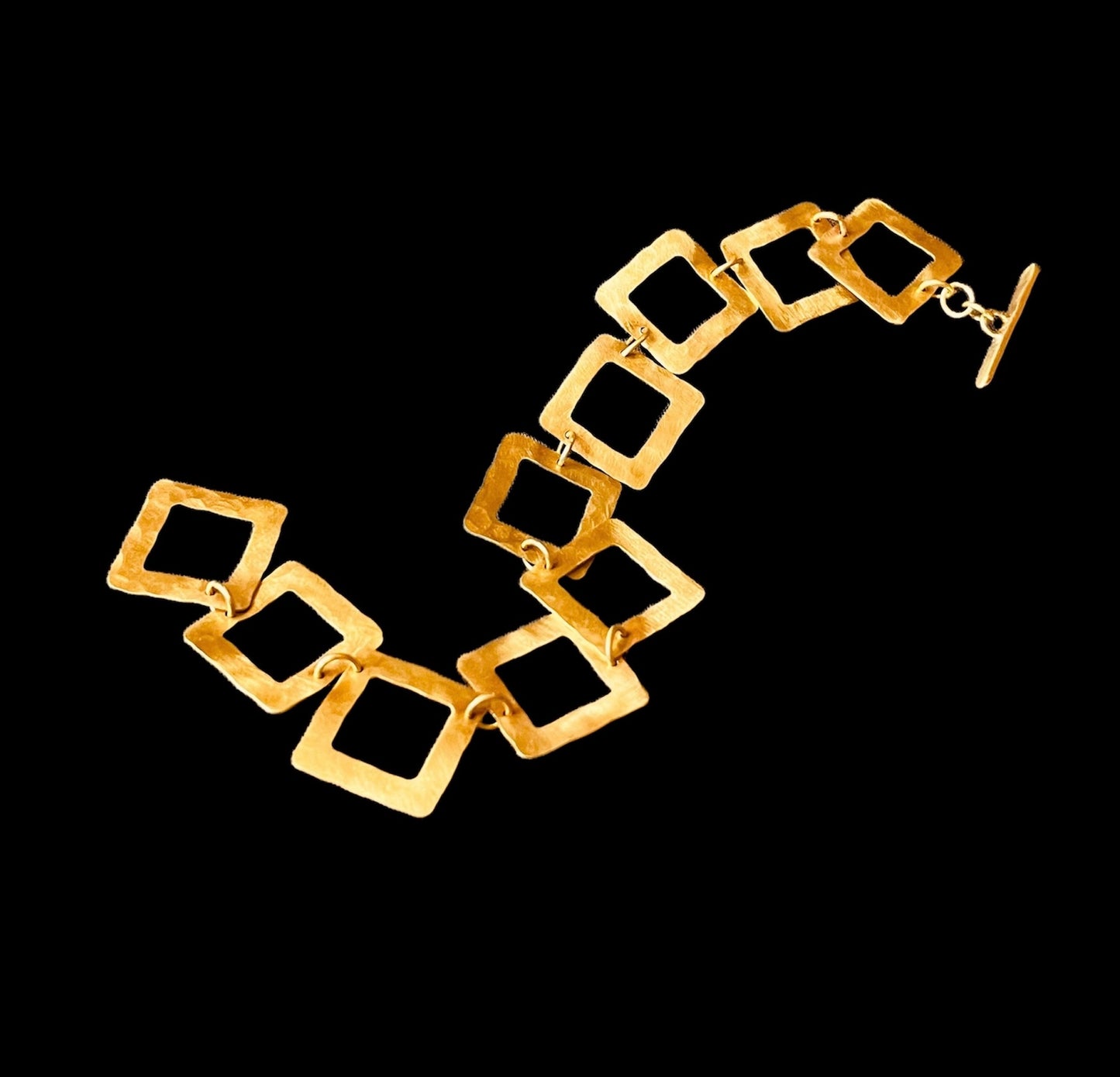 Bracciale in ottone martellato e satinato, realizzato a mano