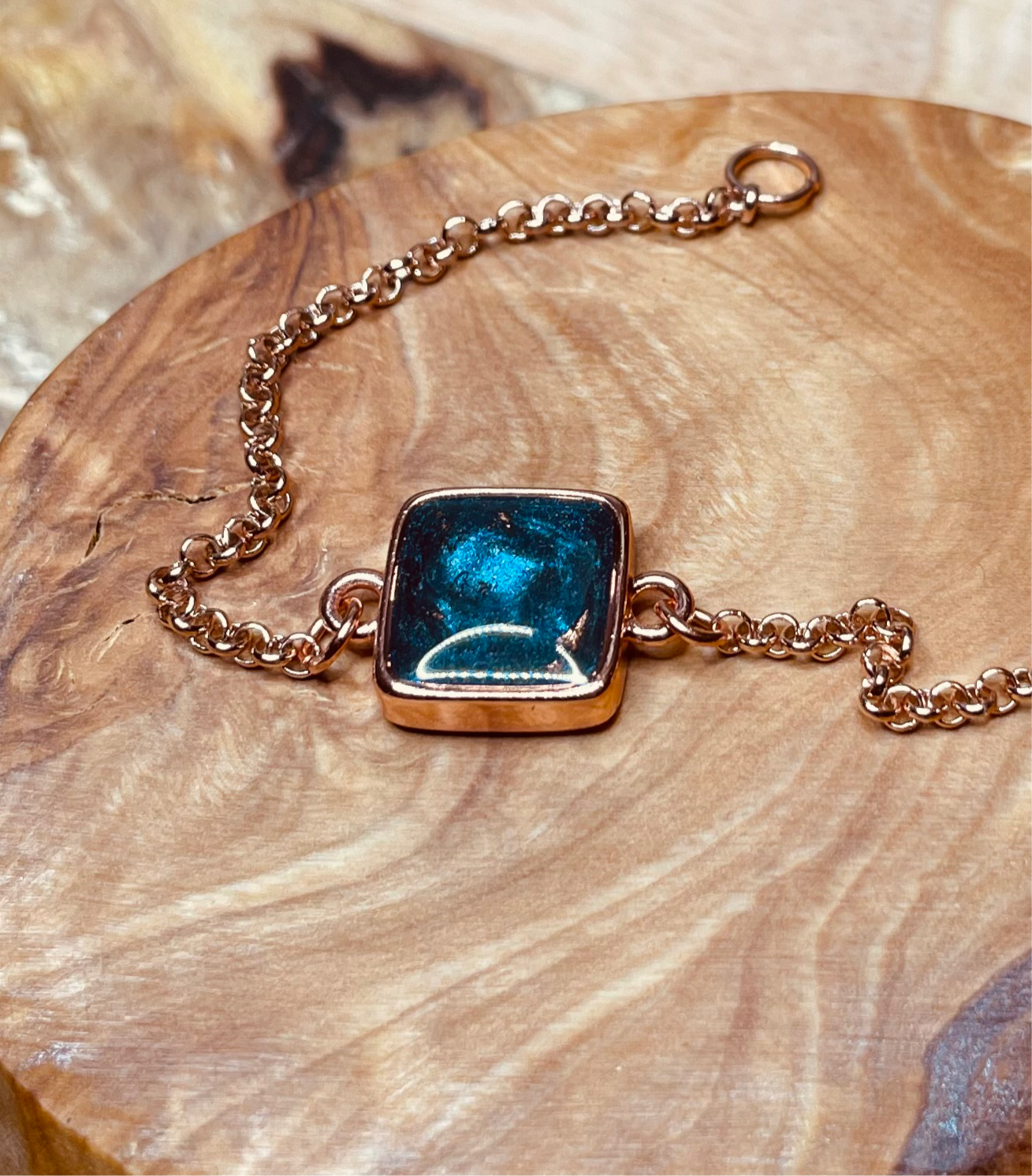 Rose gold steel bracelet with hand-enameled and vitrified square tray