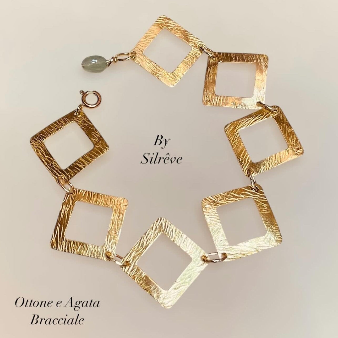 Bracciale in ottone impreziosito da pietra preziosa; eleganza Artigianale e Versatilità