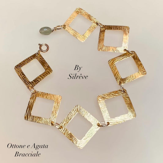 Bracciale in ottone impreziosito da pietra preziosa; eleganza Artigianale e Versatilità