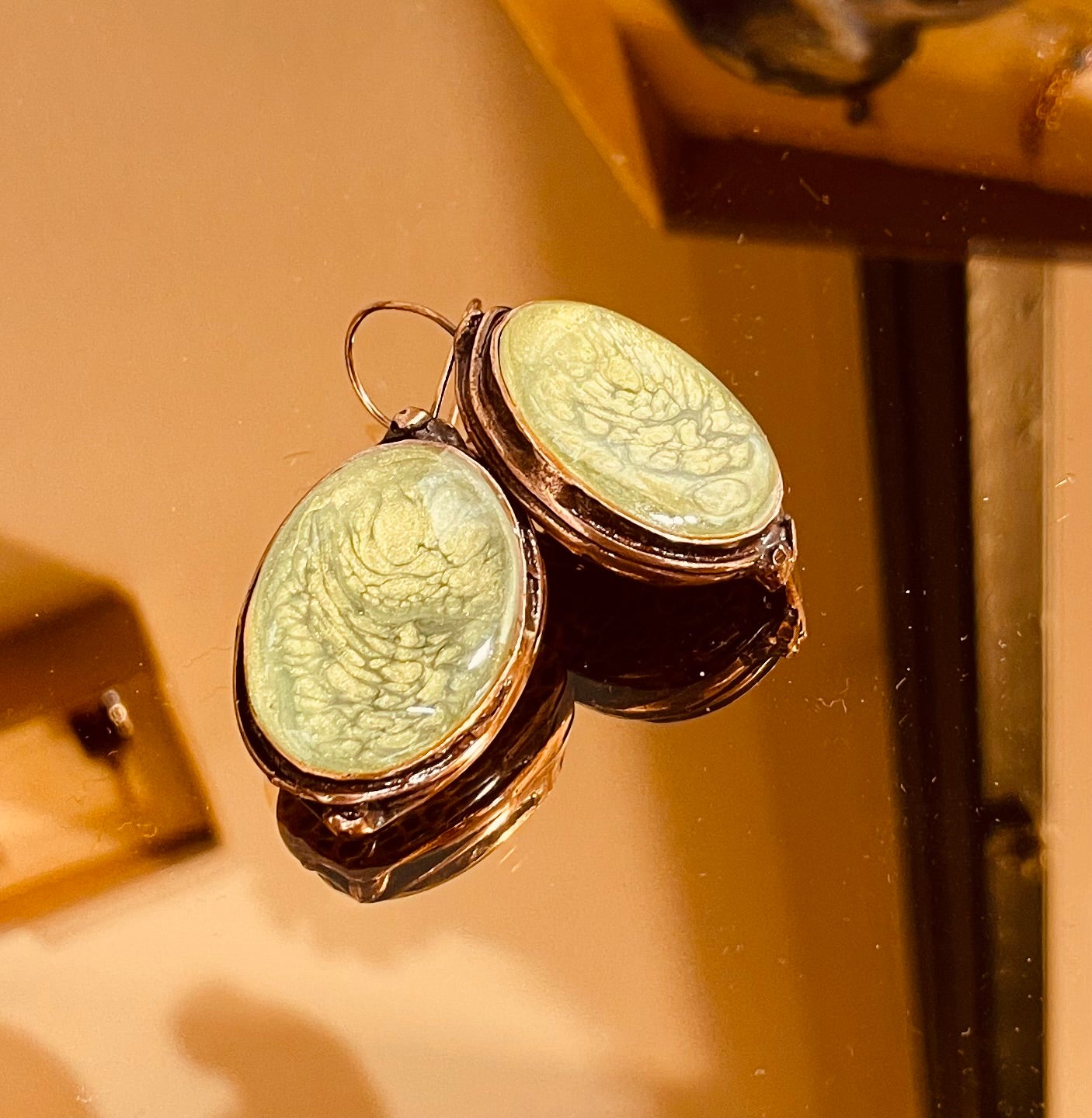 Round pendant earrings in red copper, enamelled and vitrified by hand.