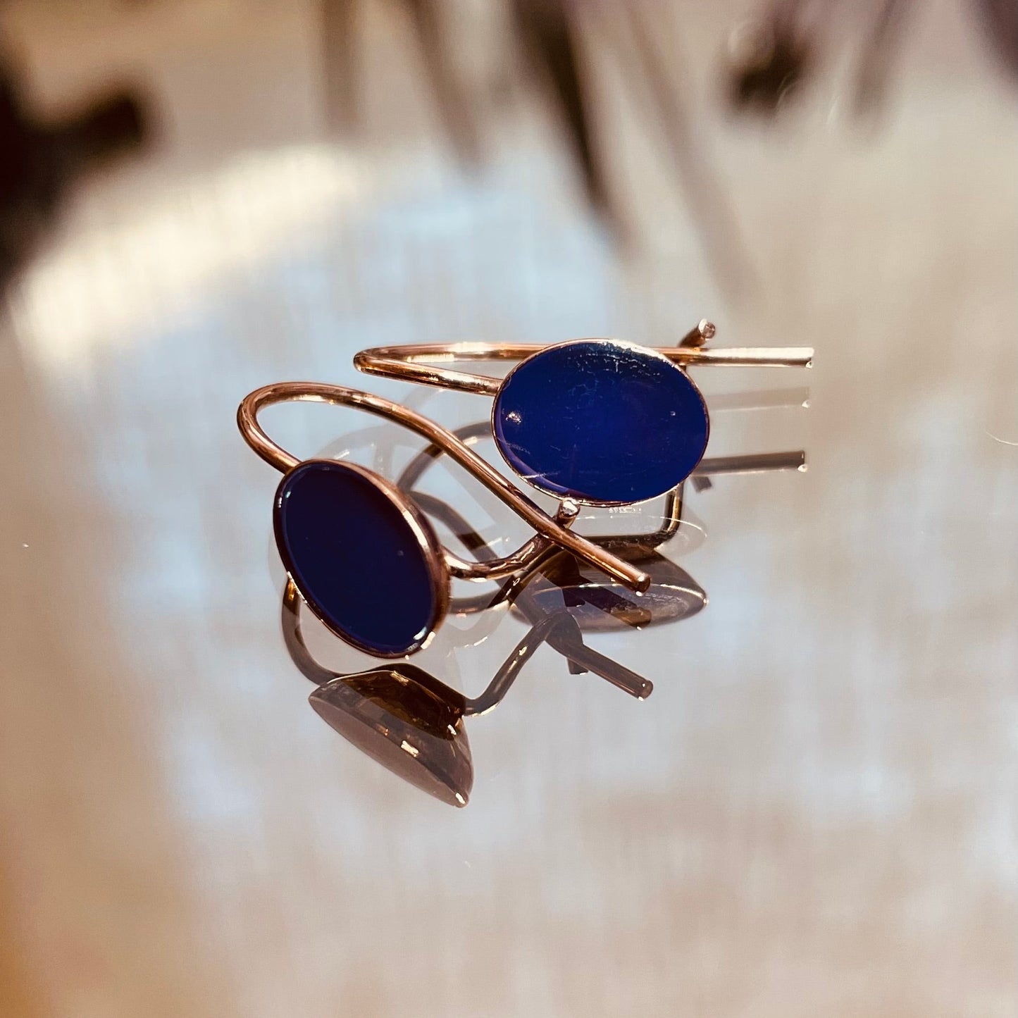 Orecchini in ottone rosato, dipinti amano.