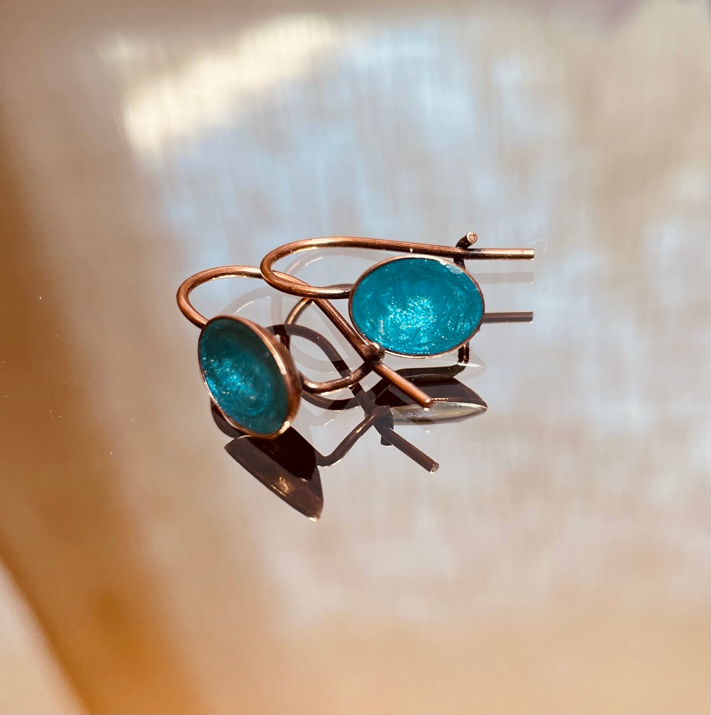 Orecchini in ottone rosato, dipinti amano.