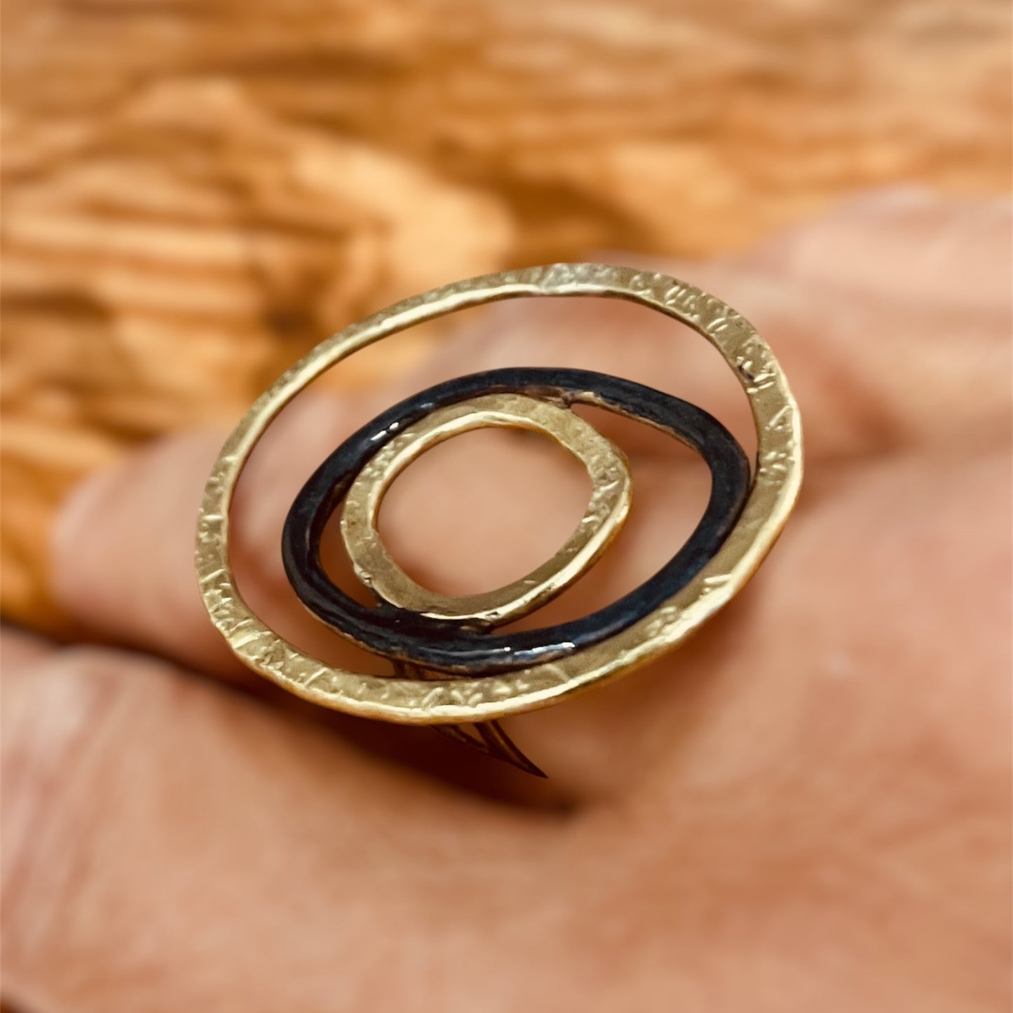 "Silenzi in orbita... Nelle orbite vuote, stelle di silenzio, tracce di un passato che sfugge e ritorna."  -   Linea 'Orbite': ciondolo, orecchini e anello in ottone martellato con tormalina.