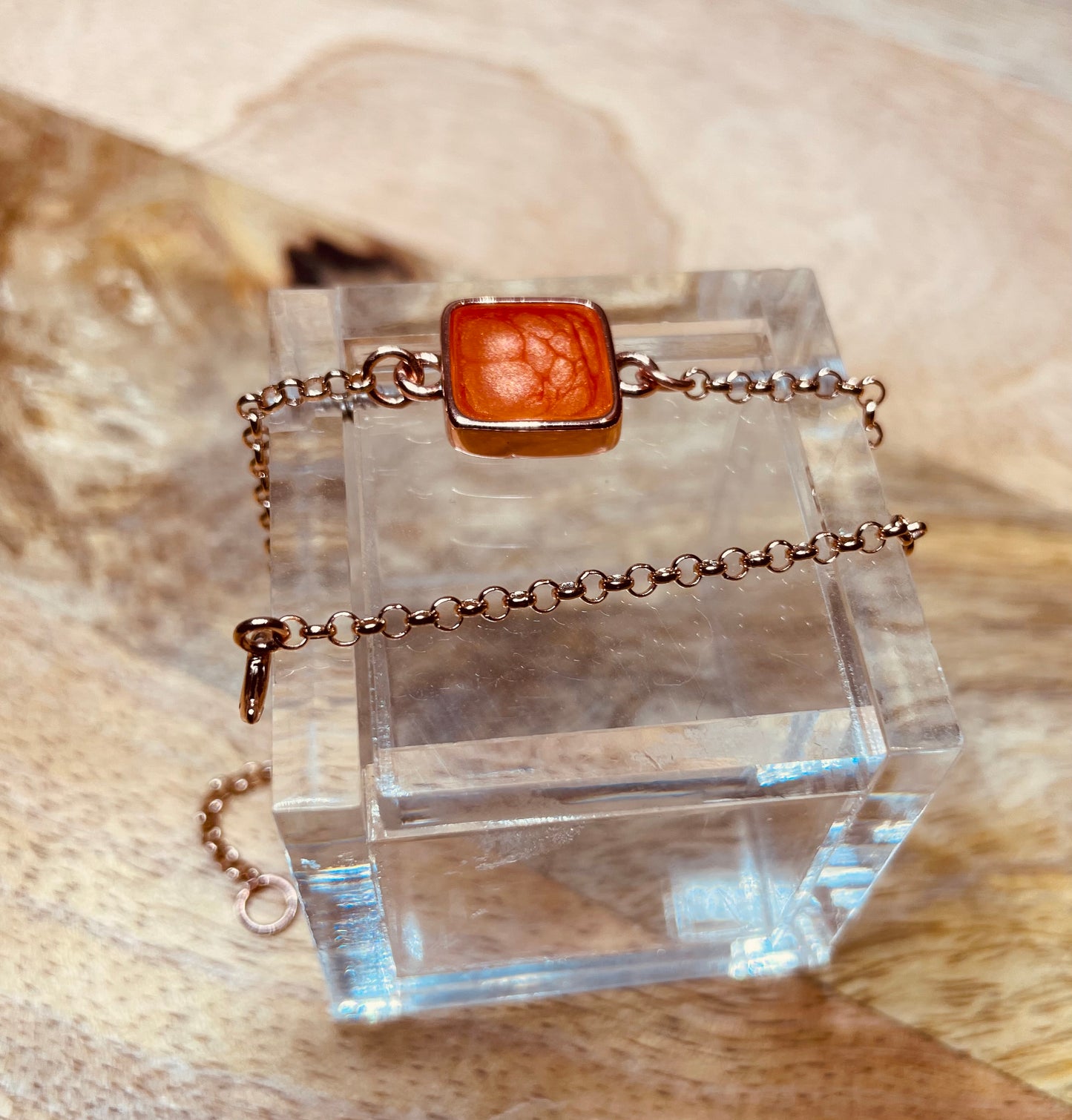 Rose gold steel bracelet with hand-enameled and vitrified square tray