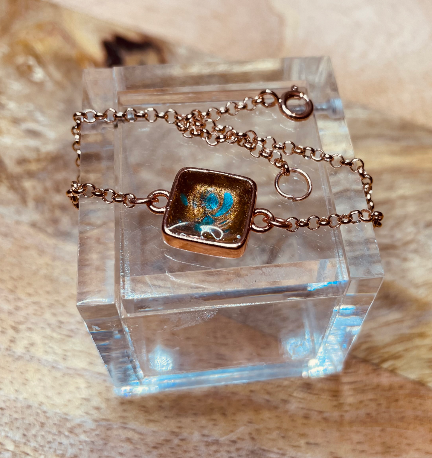 Rose gold steel bracelet with hand-enameled and vitrified square tray