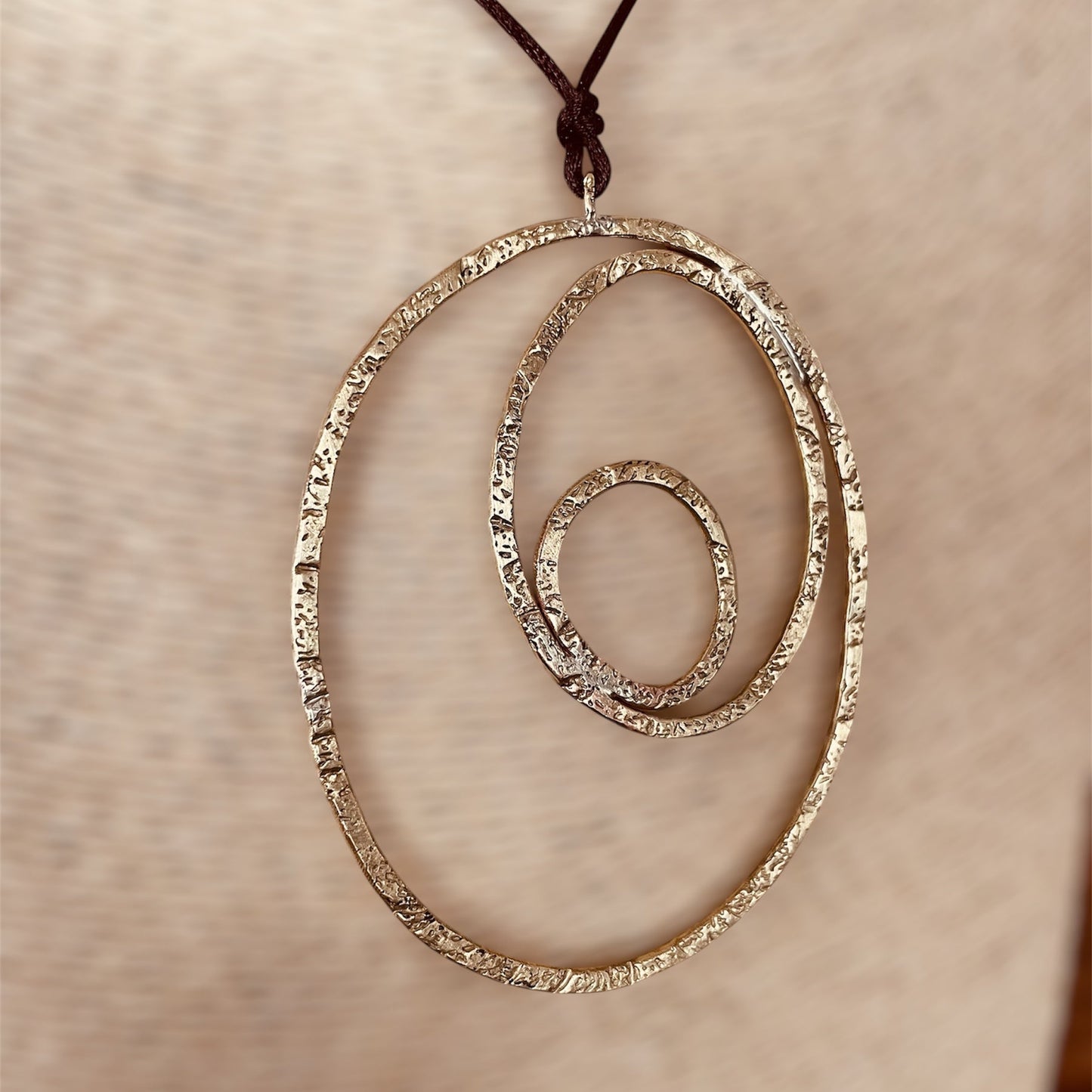 "Silenzi in orbita... Nelle orbite vuote, stelle di silenzio, tracce di un passato che sfugge e ritorna."  -   Linea 'Orbite': ciondolo, orecchini e anello in ottone martellato con tormalina.