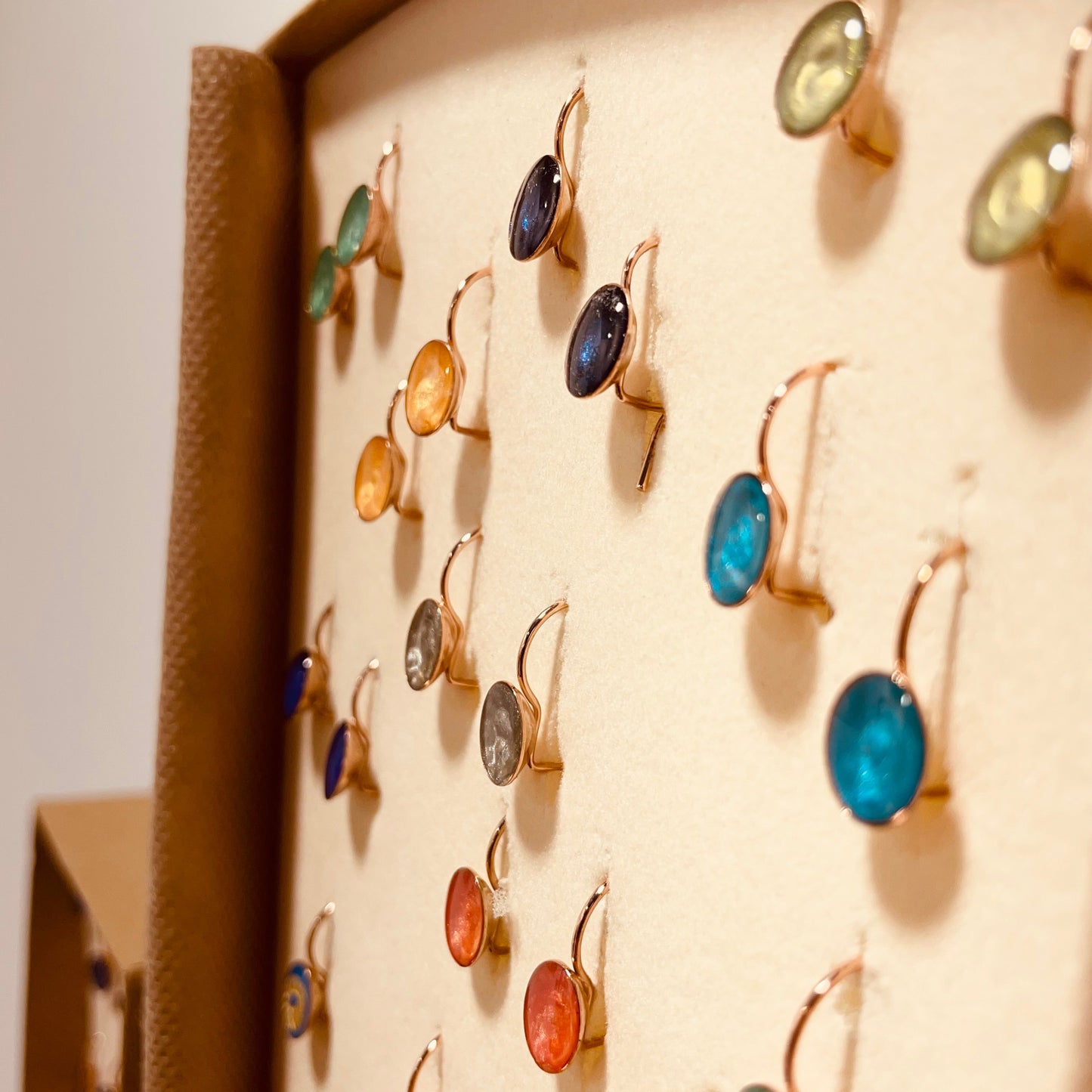 Orecchini in ottone rosato, dipinti amano.