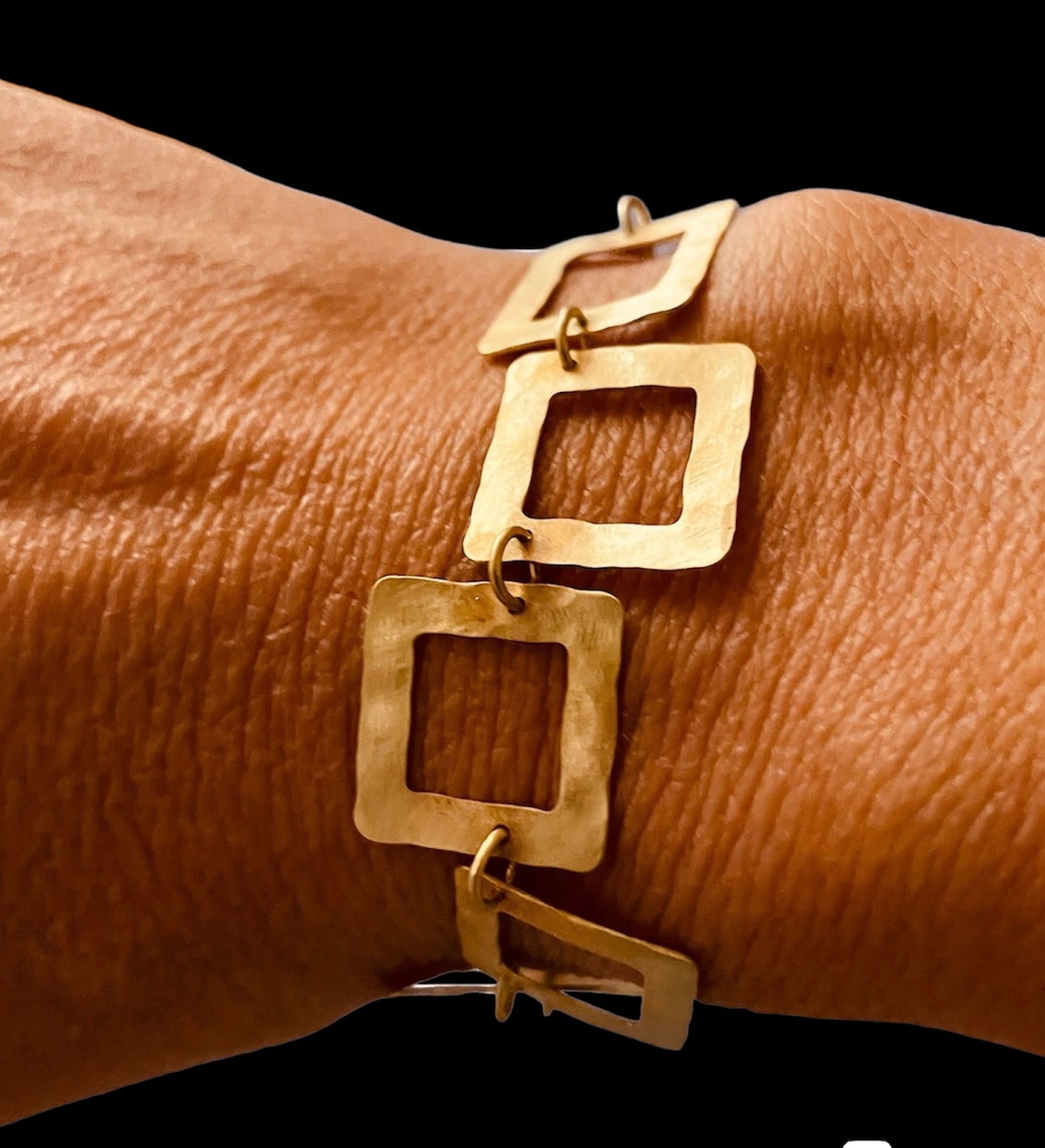 Bracciale in ottone martellato e satinato, realizzato a mano