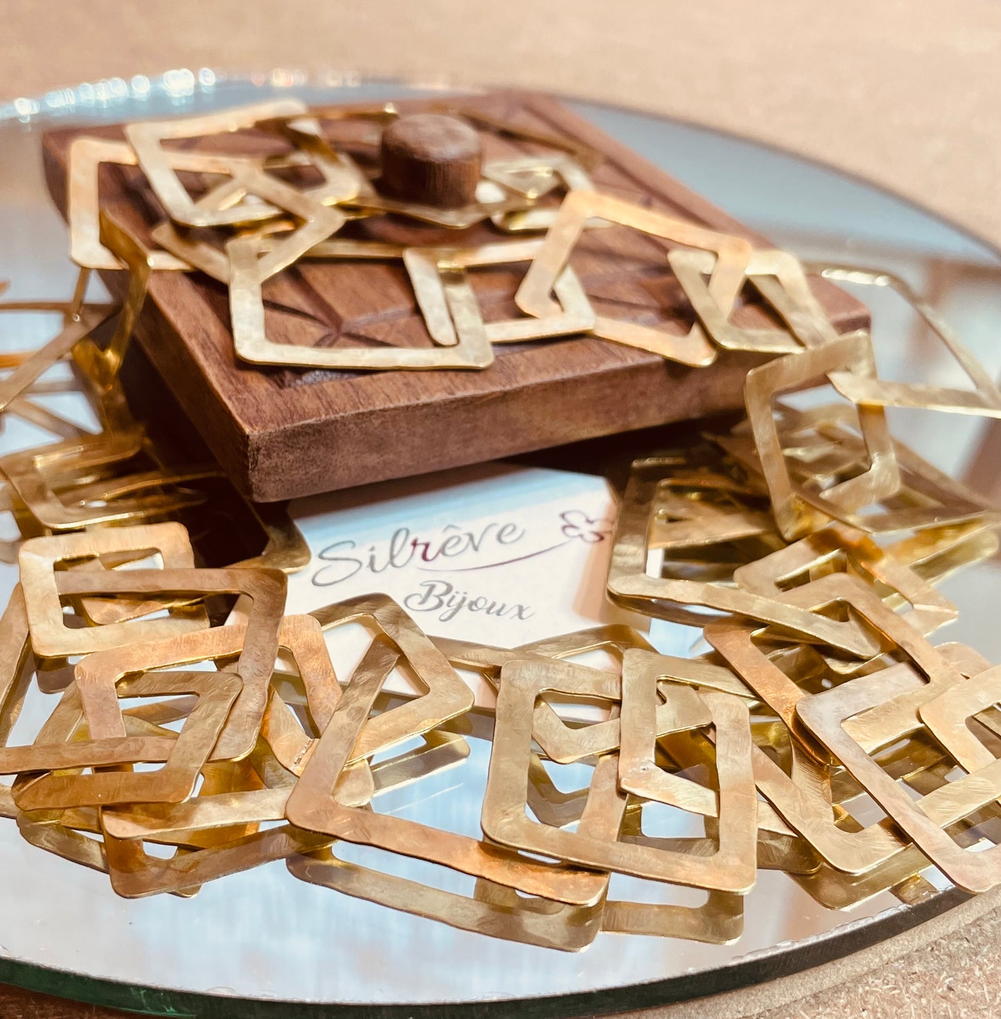 Collana in ottone martellato e satinato realizzata a mano