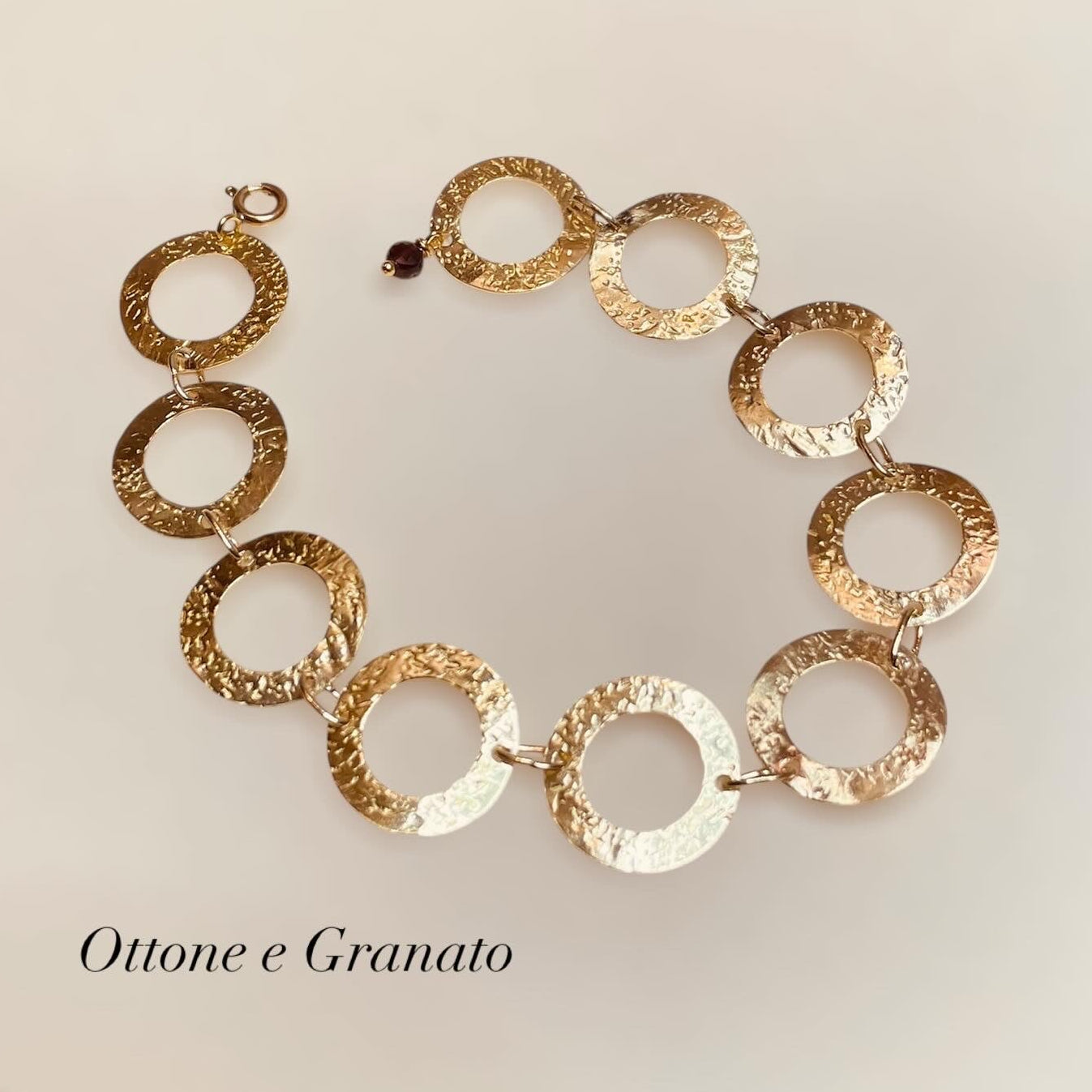 Bracciale in ottone impreziosito da pietra preziosa; eleganza Artigianale e Versatilità