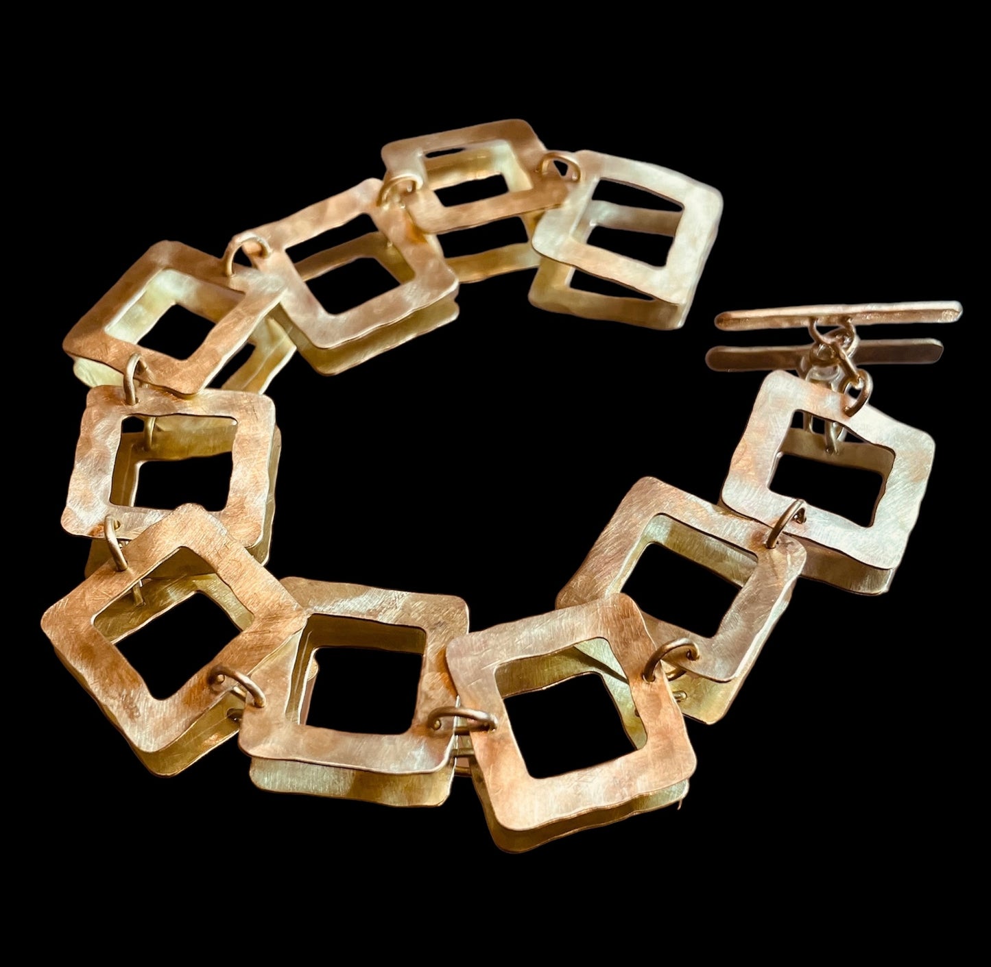 Bracciale in ottone martellato e satinato, realizzato a mano