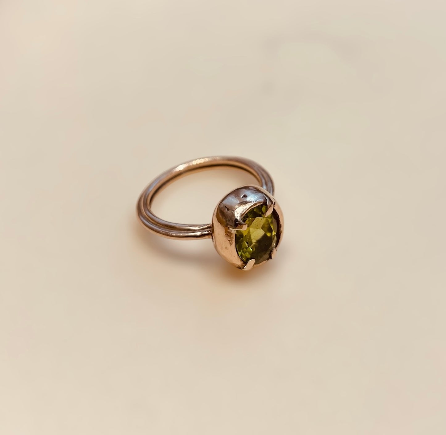 Anello in bronzo, castone con 'Peridoto'
