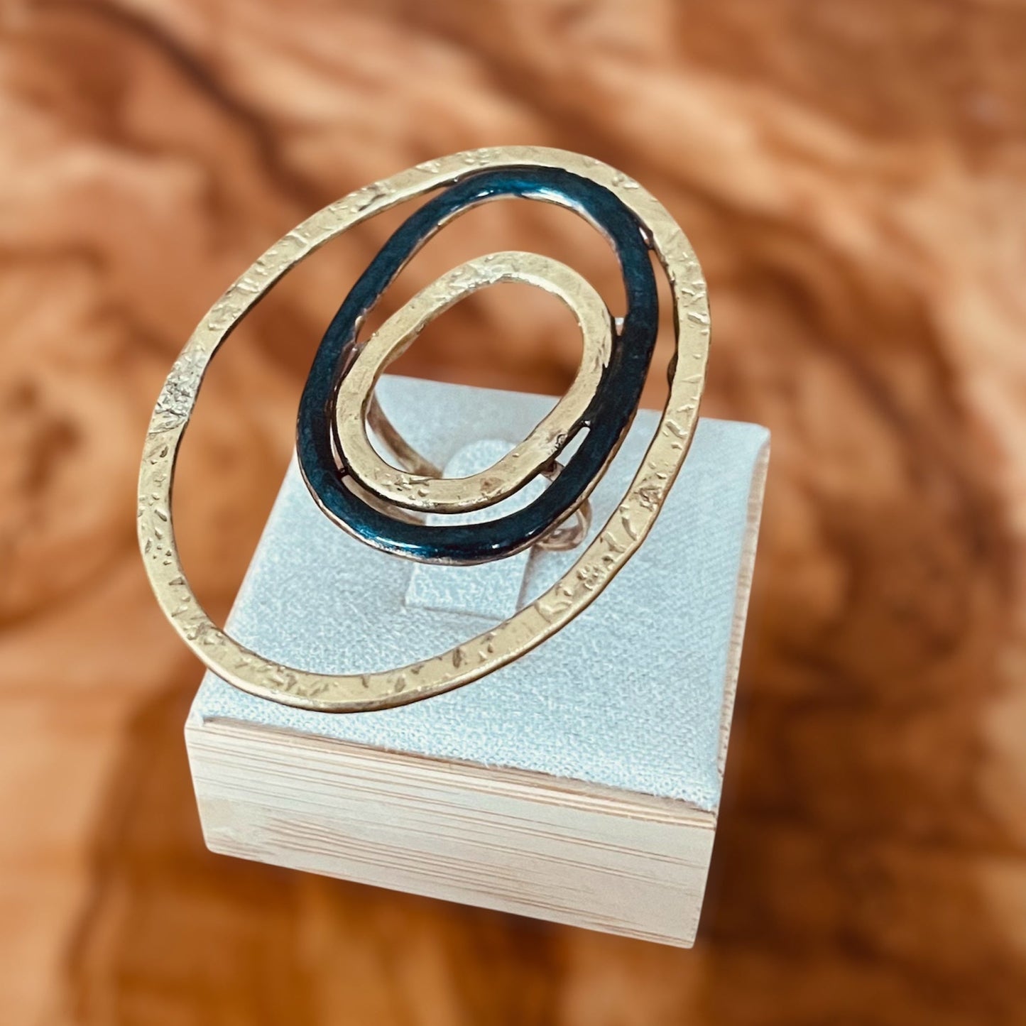 "Silenzi in orbita... Nelle orbite vuote, stelle di silenzio, tracce di un passato che sfugge e ritorna."  -   Linea 'Orbite': ciondolo, orecchini e anello in ottone martellato con tormalina.