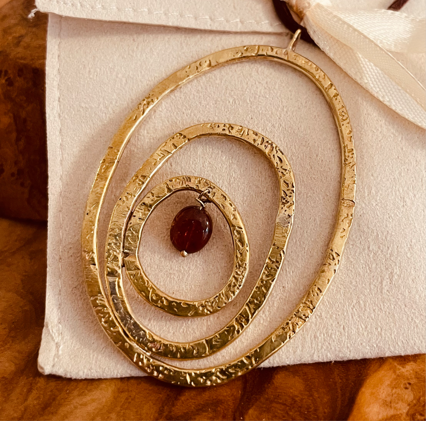 "Silenzi in orbita... Nelle orbite vuote, stelle di silenzio, tracce di un passato che sfugge e ritorna."  -   Linea 'Orbite': ciondolo, orecchini e anello in ottone martellato con tormalina.