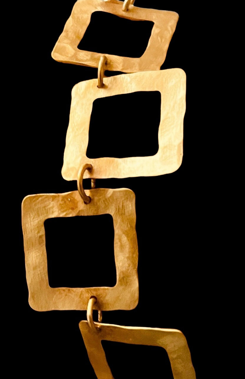 Bracciale in ottone martellato e satinato, realizzato a mano