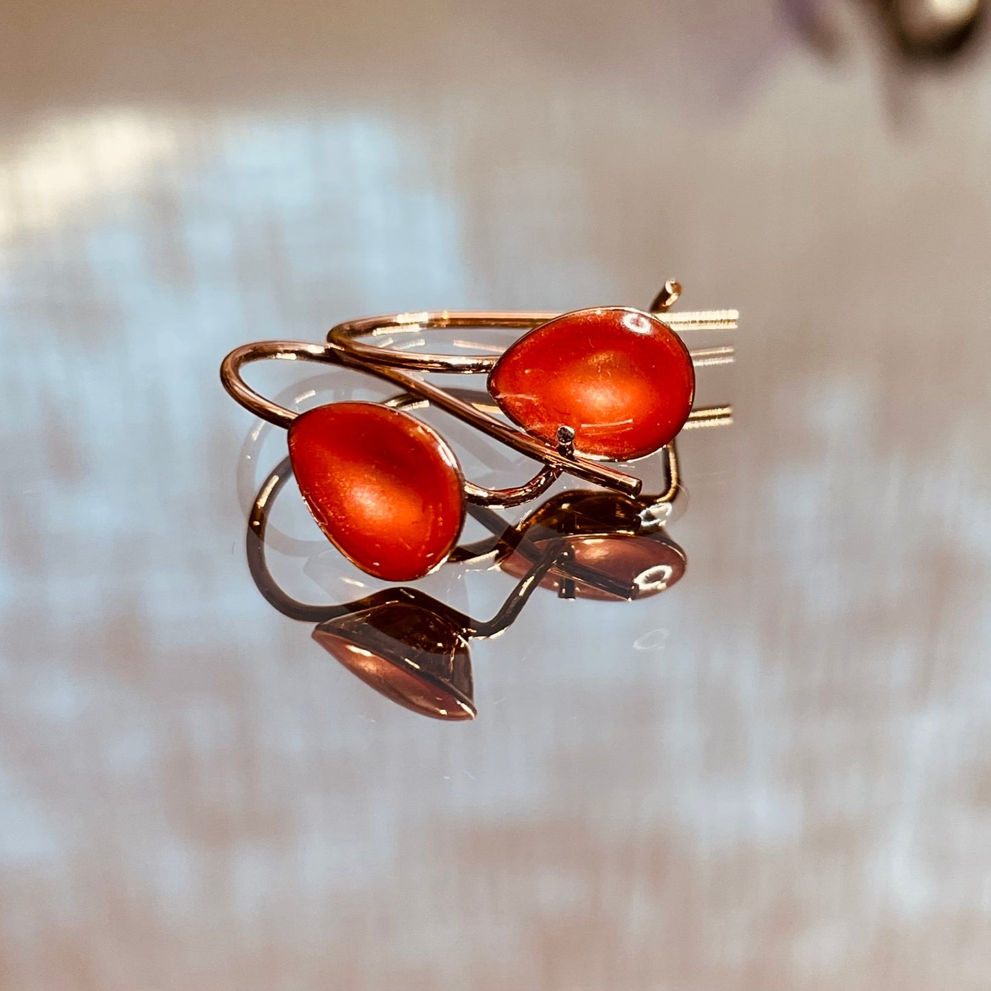 Orecchini in ottone rosato, dipinti amano.