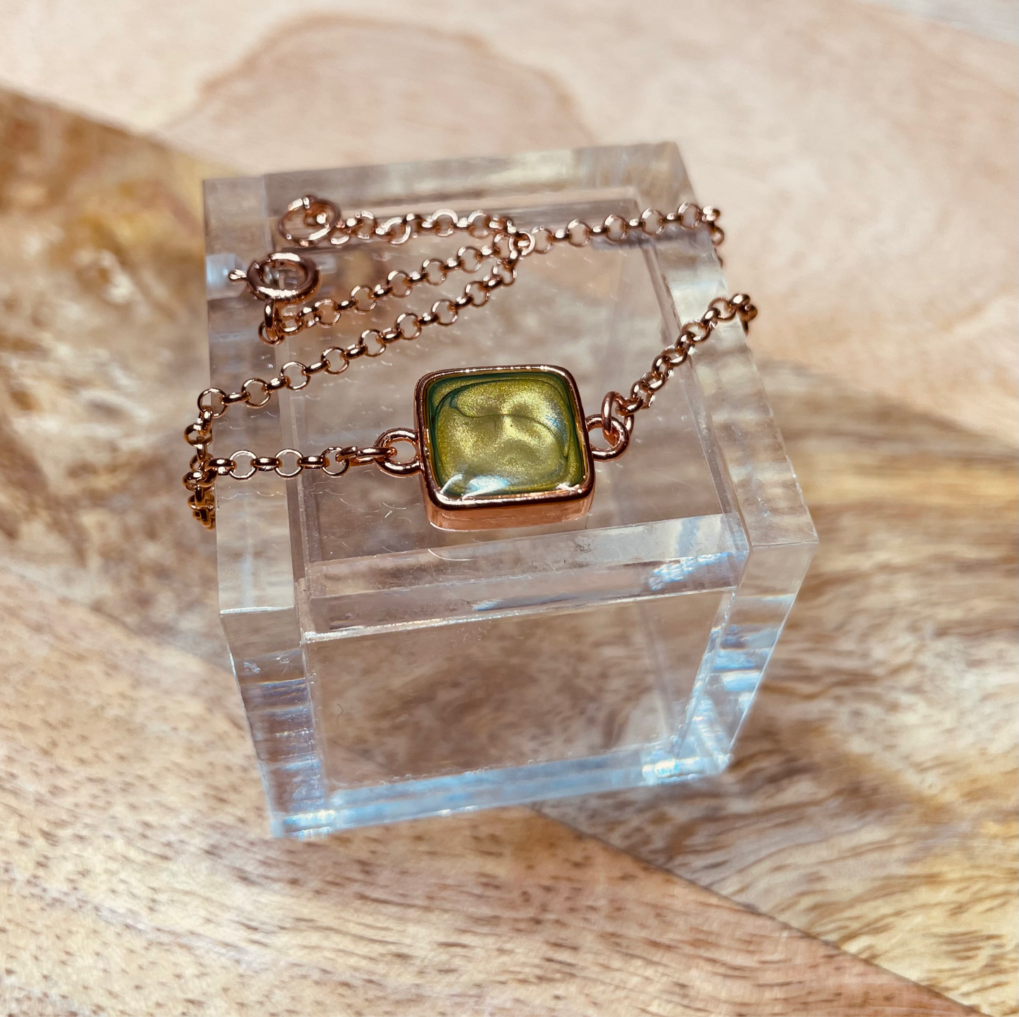 Rose gold steel bracelet with hand-enameled and vitrified square tray