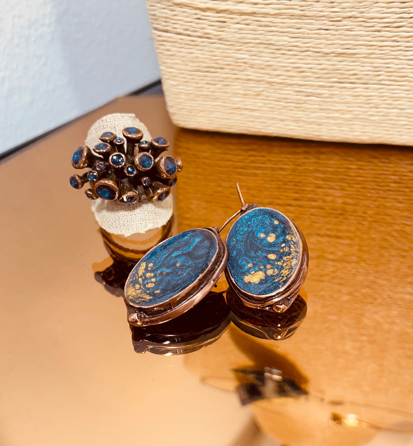 Round pendant earrings in red copper, enamelled and vitrified by hand.