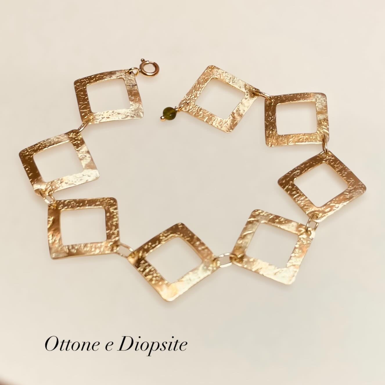 Bracciale in ottone impreziosito da pietra preziosa; eleganza Artigianale e Versatilità