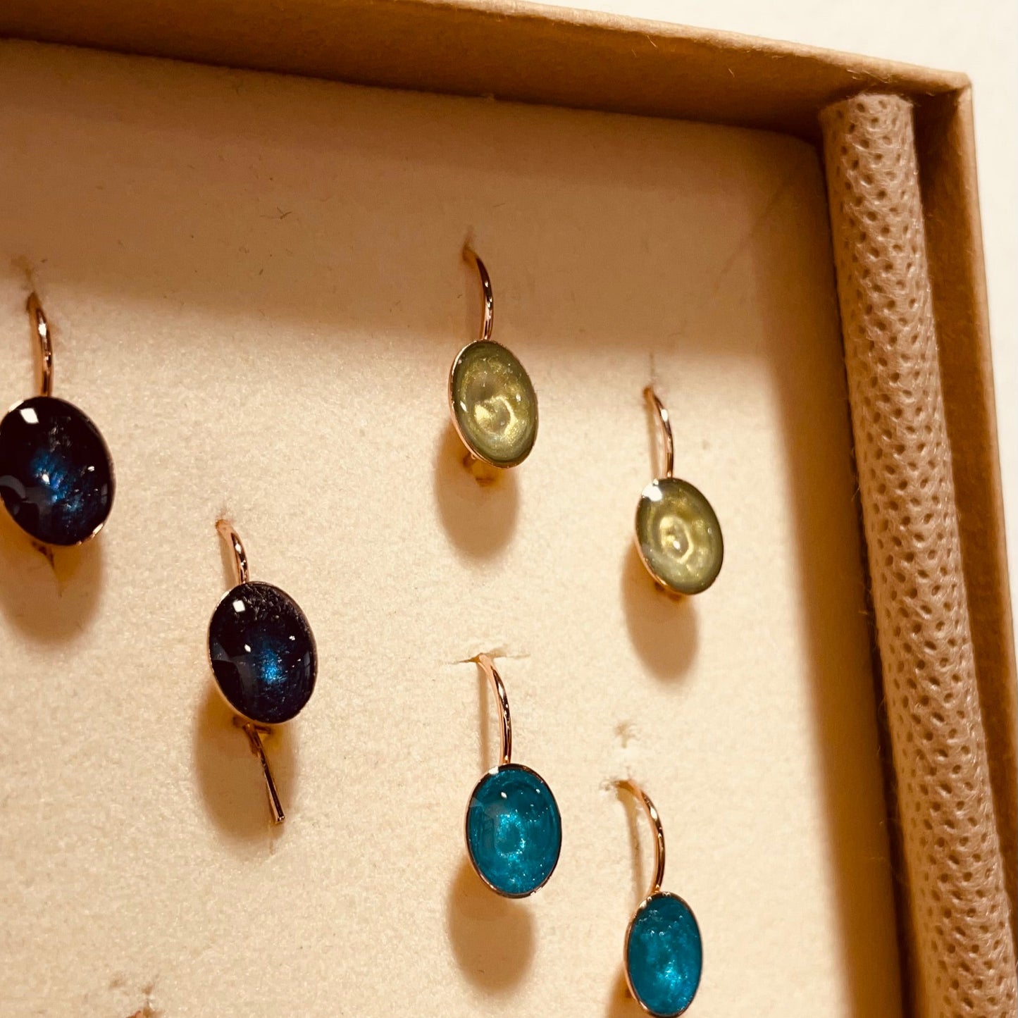 Orecchini in ottone rosato, dipinti amano.