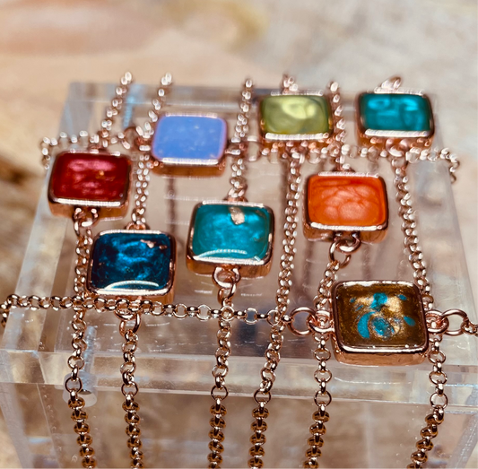 Rose gold steel bracelet with hand-enameled and vitrified square tray