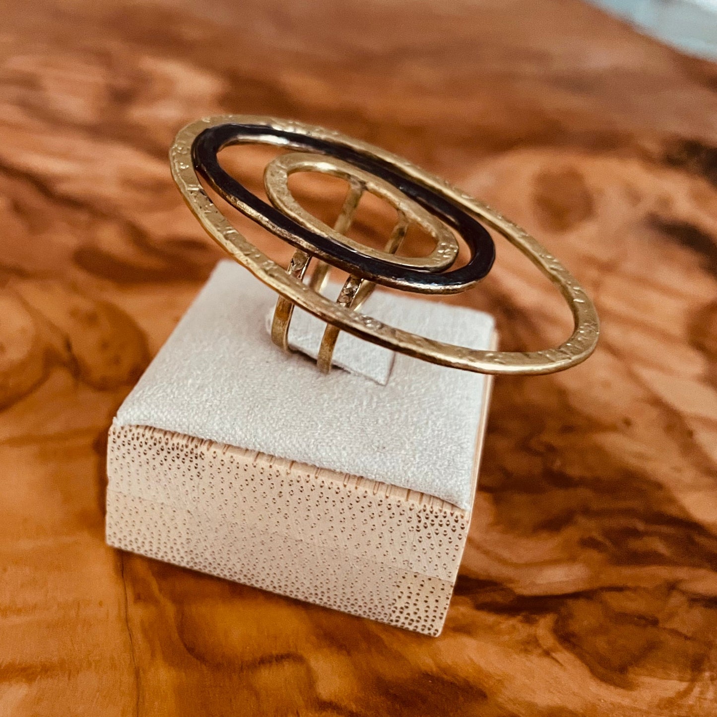 "Silenzi in orbita... Nelle orbite vuote, stelle di silenzio, tracce di un passato che sfugge e ritorna."  -   Linea 'Orbite': ciondolo, orecchini e anello in ottone martellato con tormalina.