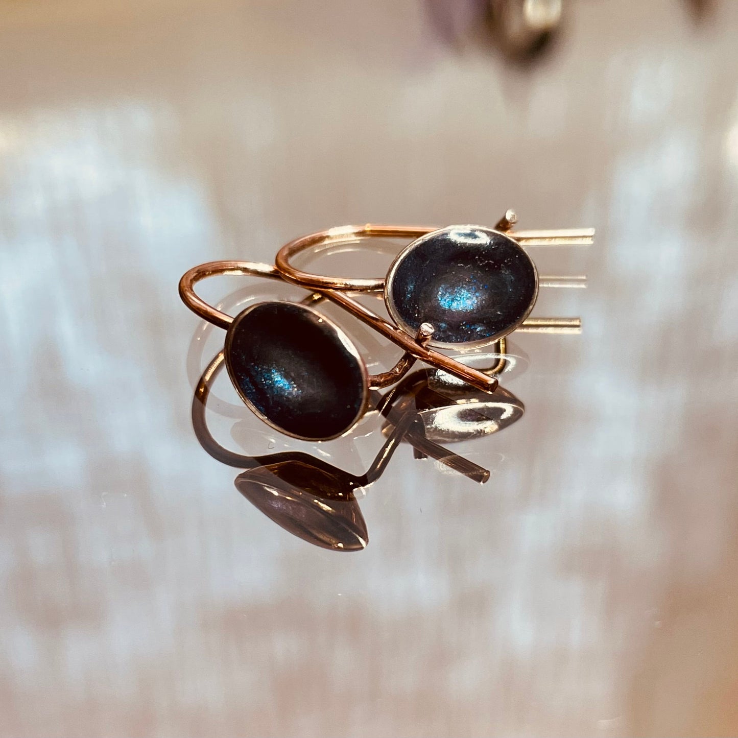 Orecchini in ottone rosato, dipinti amano.