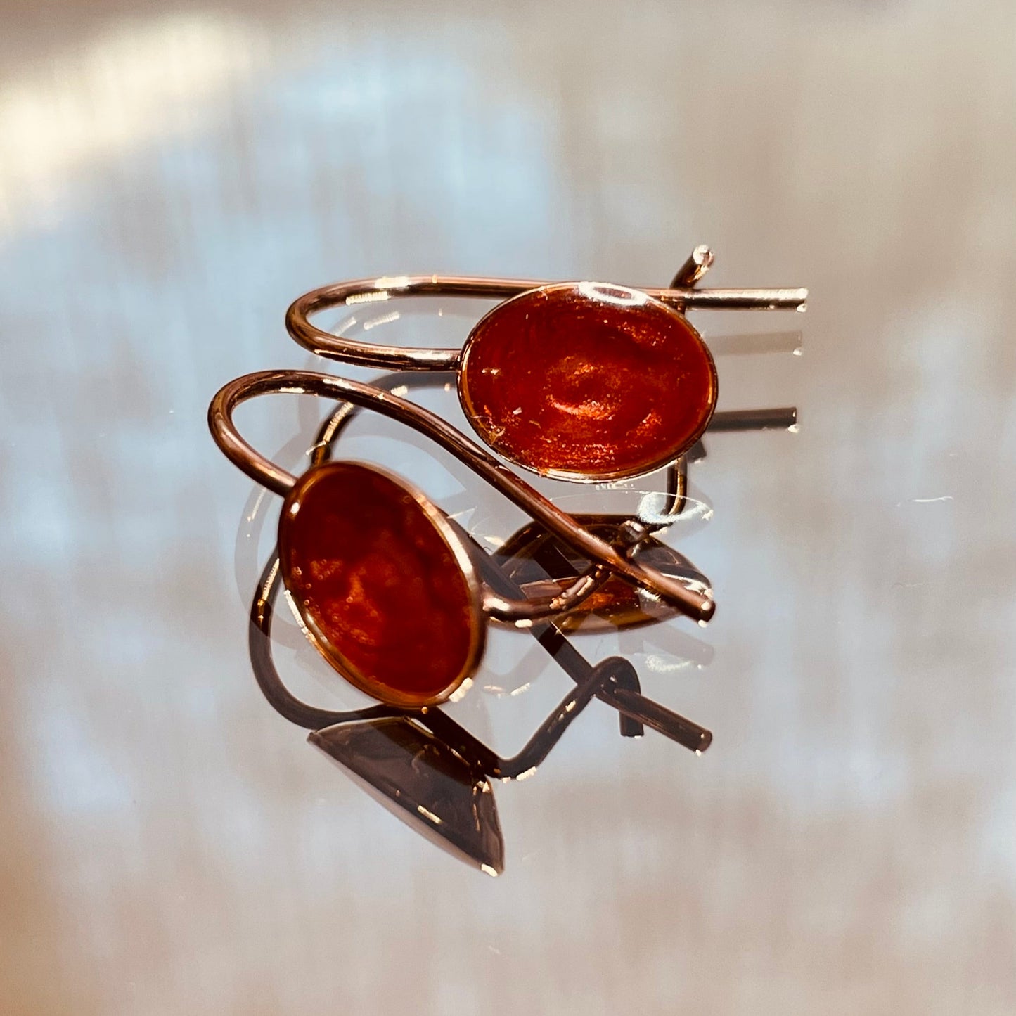 Orecchini in ottone rosato, dipinti amano.