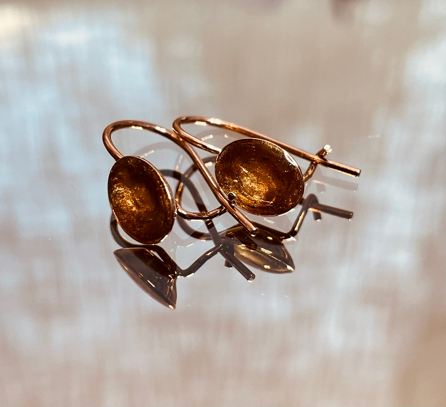 Orecchini in ottone rosato, dipinti amano.