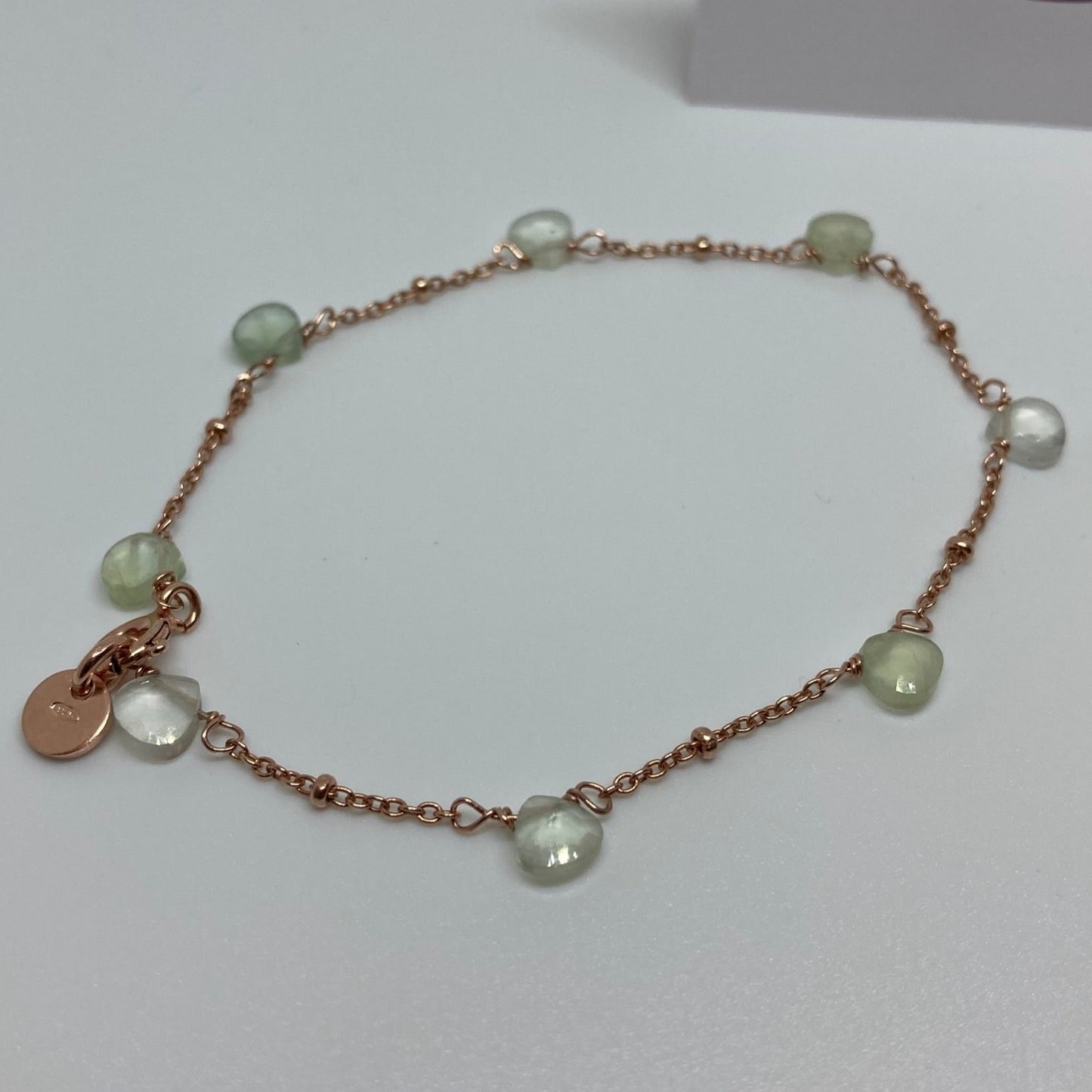 Goldsmith's knot bracelet in Ag. 925, embellished with small colored crystals.